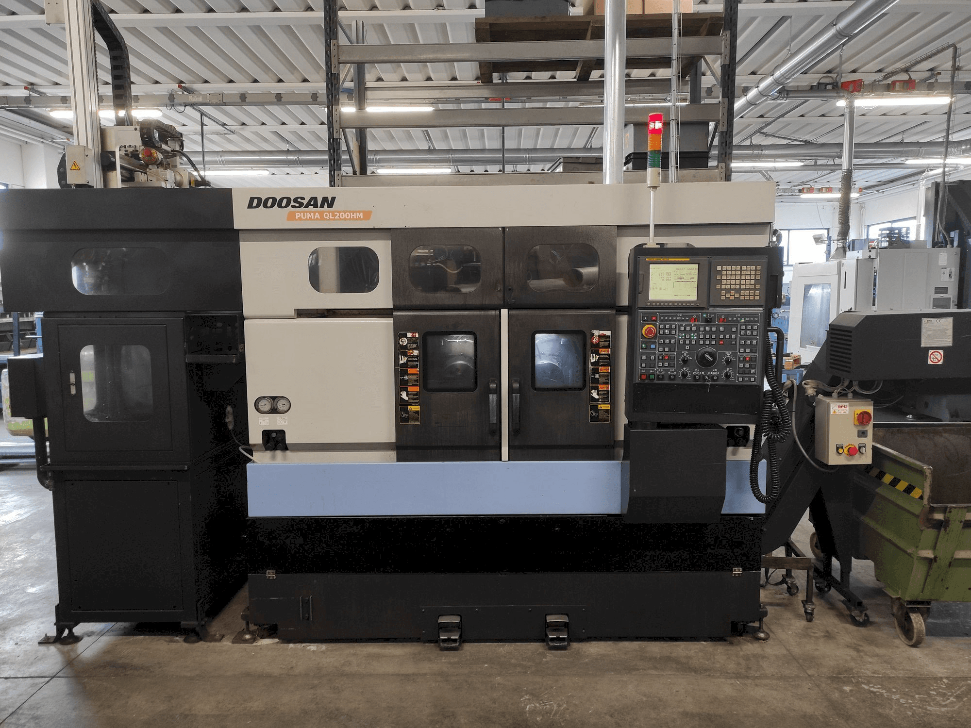 Vista frontale della macchina Doosan Puma QL200HM