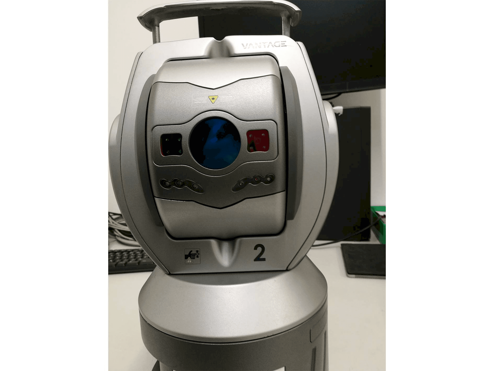 Vista frontale della macchina Faro Laser Tracker Vantage and Vantage E