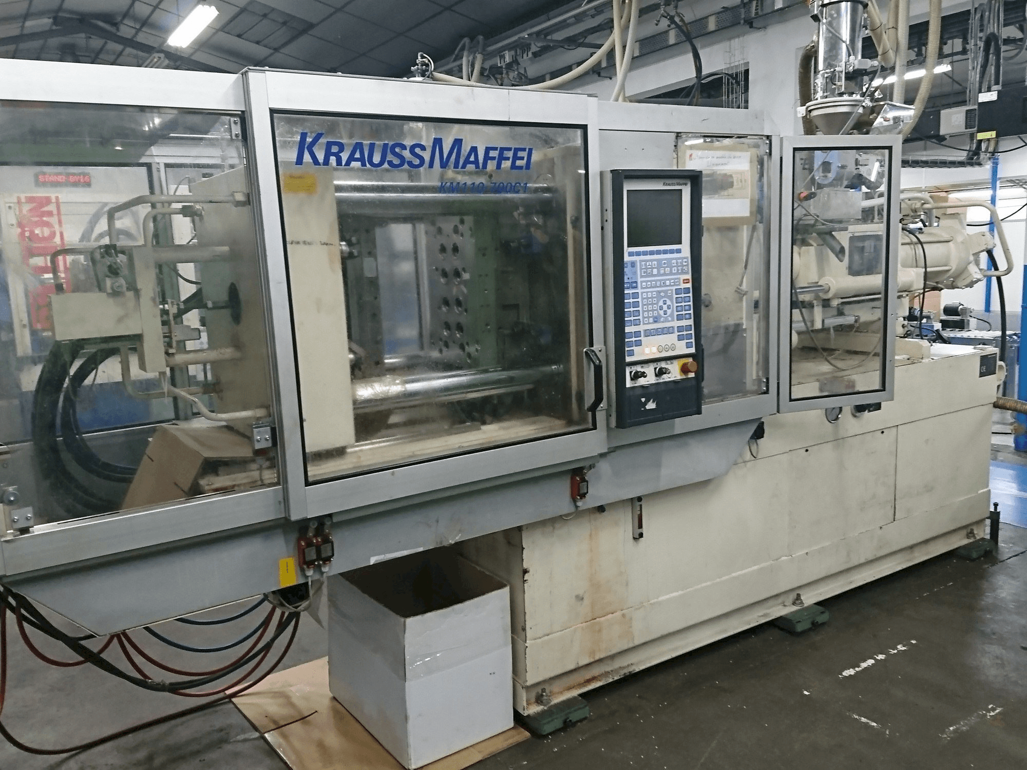 Vista frontale della macchina Krauss Maffei 110 - 700 C1