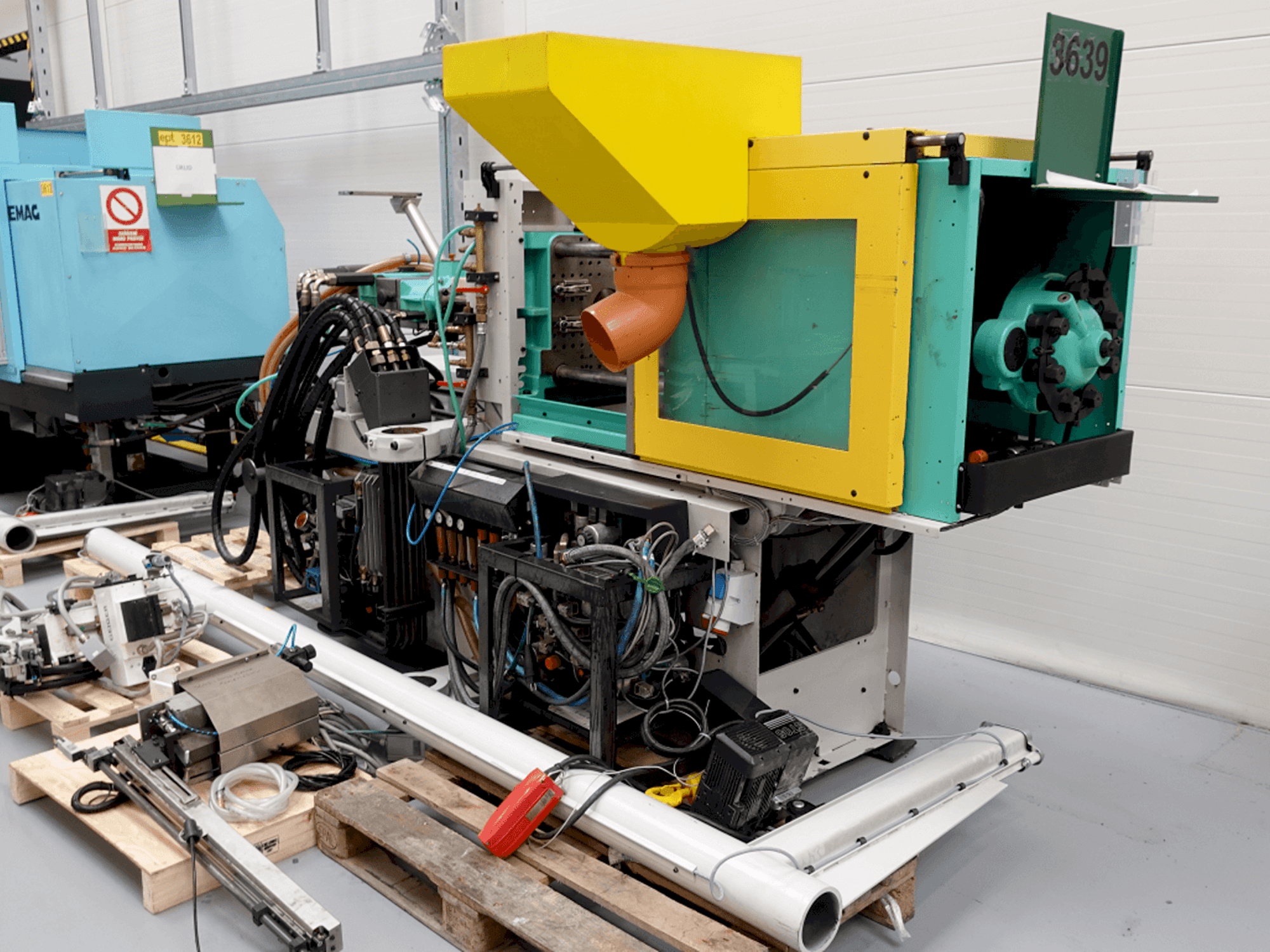 Vista frontale della macchina Arburg ALLROUNDER 320C–500–100U