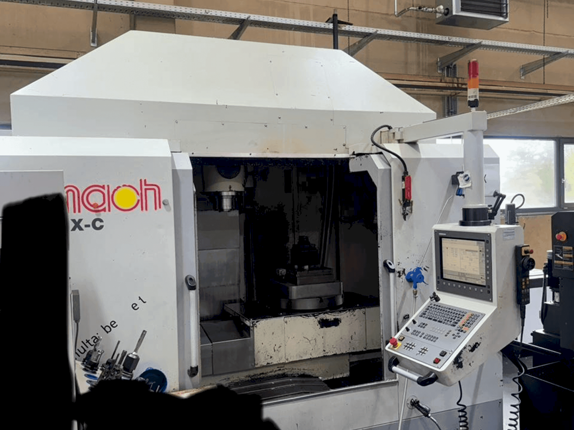 Vista frontale della macchina Eumach HSM-5XC