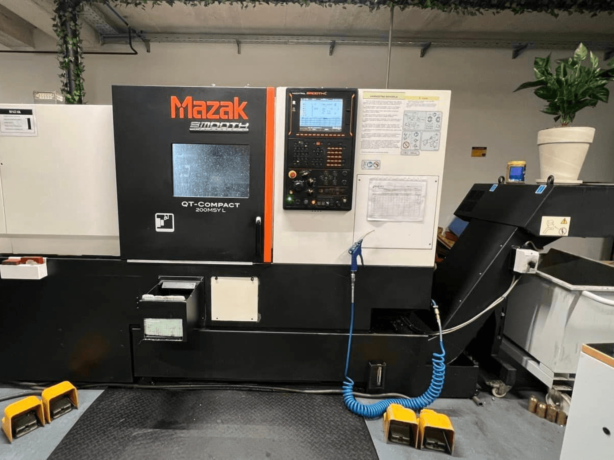 Tornio orizzontale Mazak QUICK TURN COMPACT 200 MSY L, vista frontale, con pannello di controllo e vano porta-utensili.