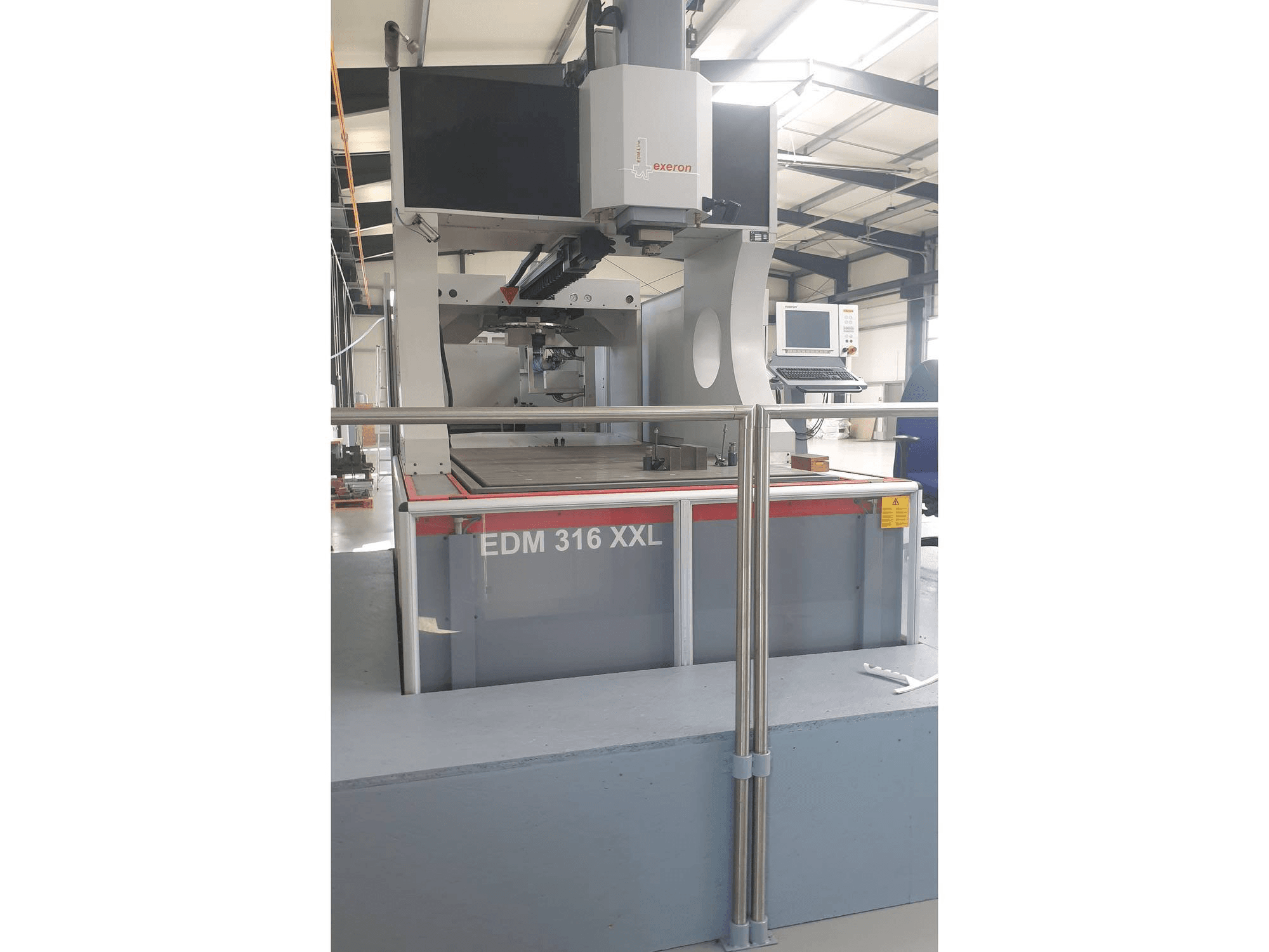 Vista frontale della macchina Exeron 316 XXL