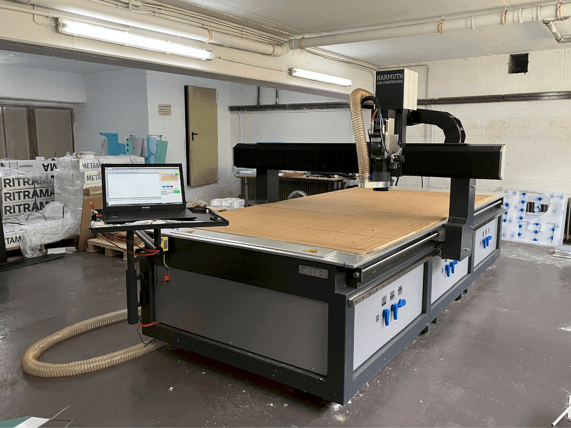 Vista frontale della macchina HARMUTH F+3000