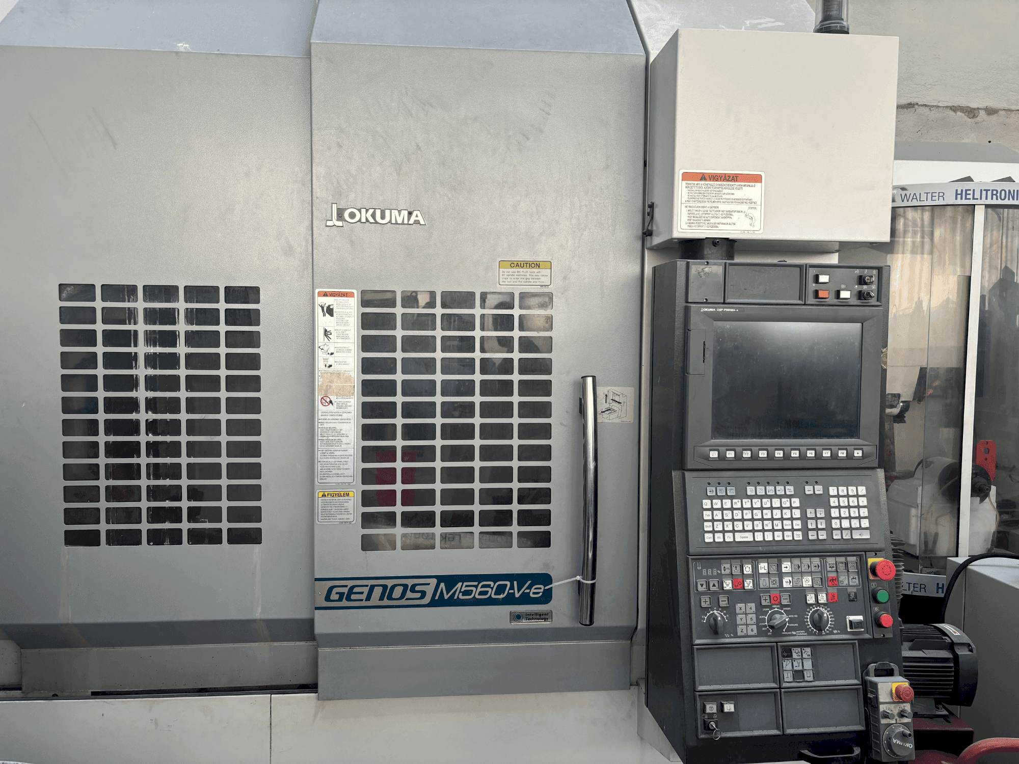 Vista frontale della macchina Okuma Genos M56-V-e