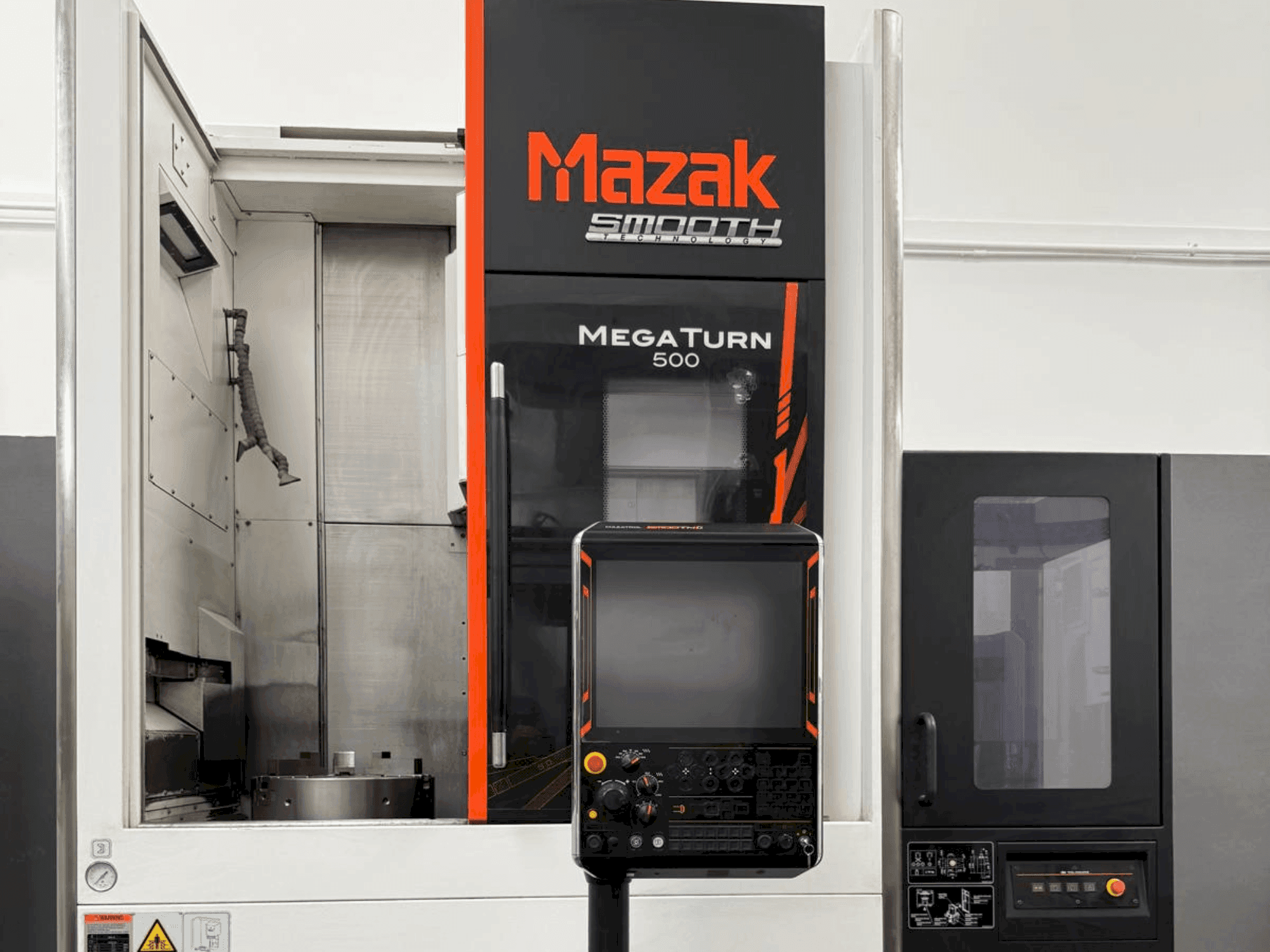 Vista frontale della macchina Mazak Mega Turn 500
