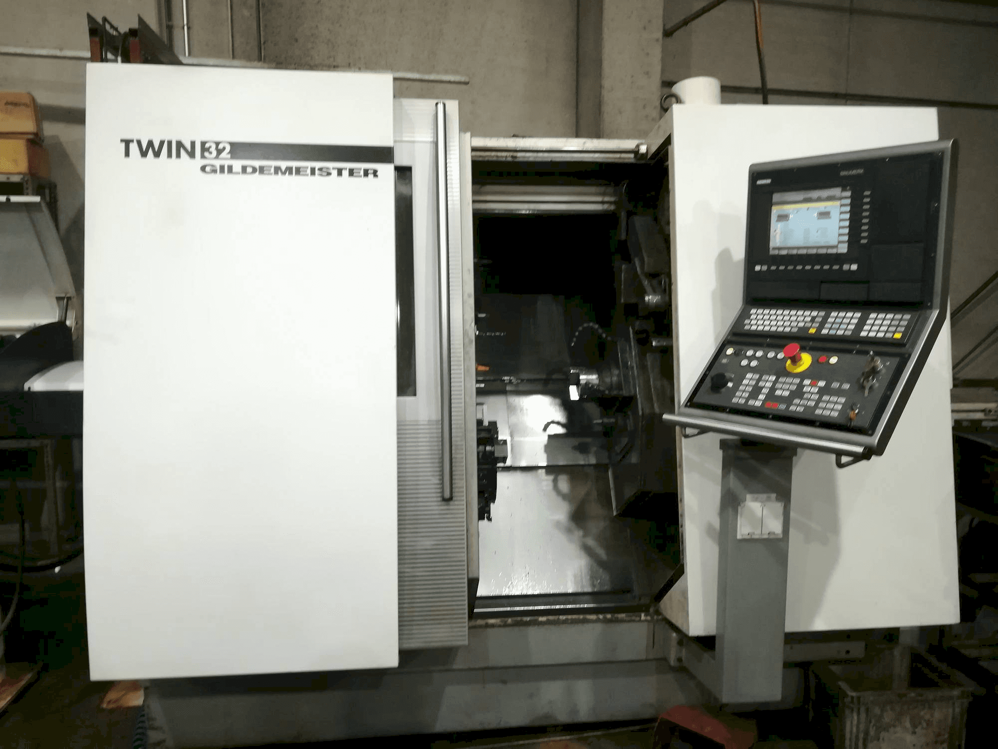 Vista frontale della macchina Gildemeister Twin 32