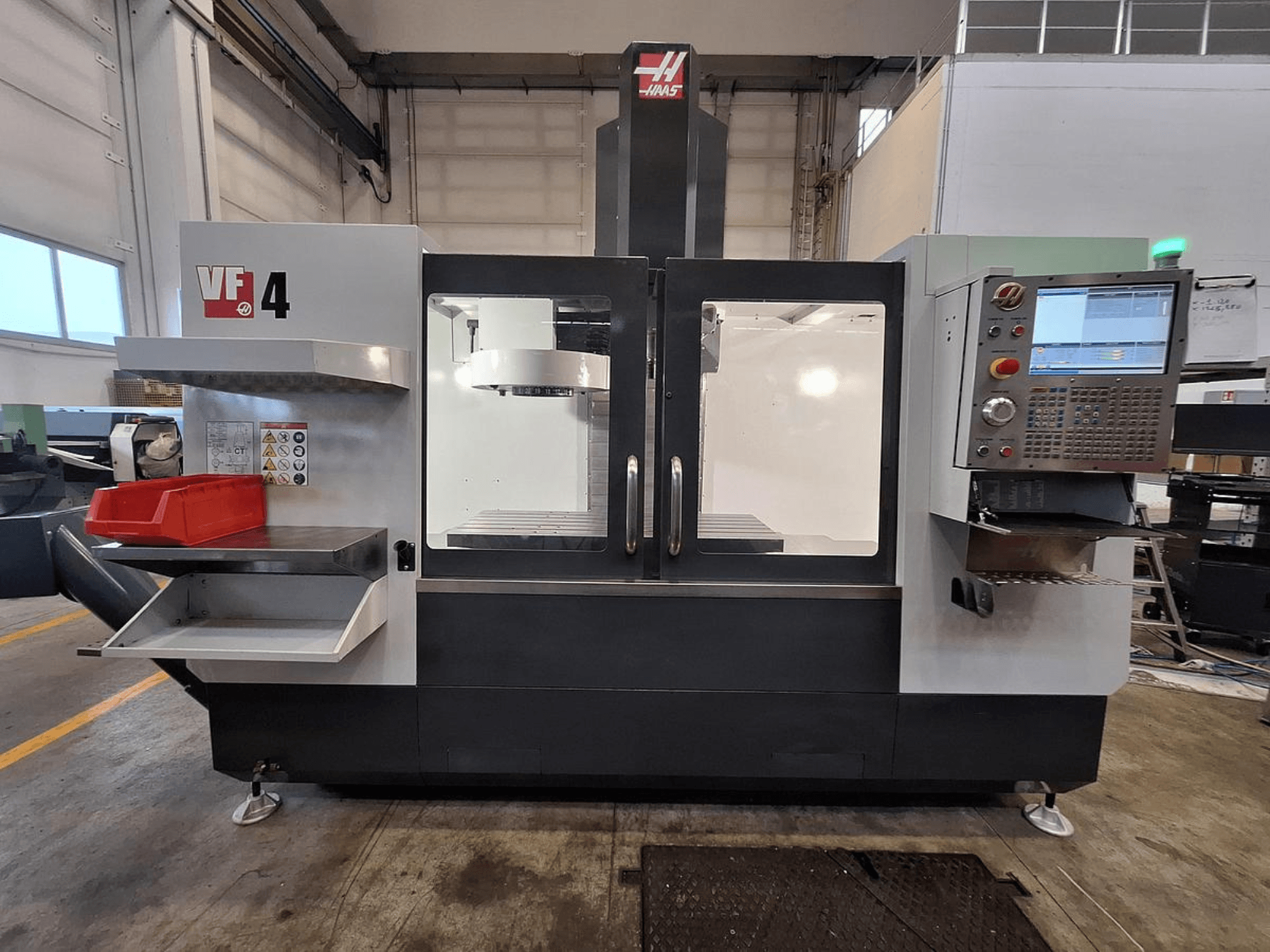 Centro di lavoro verticale Haas VF-4, vista frontale, con pannello di controllo, portautensili e ampia area di lavoro.