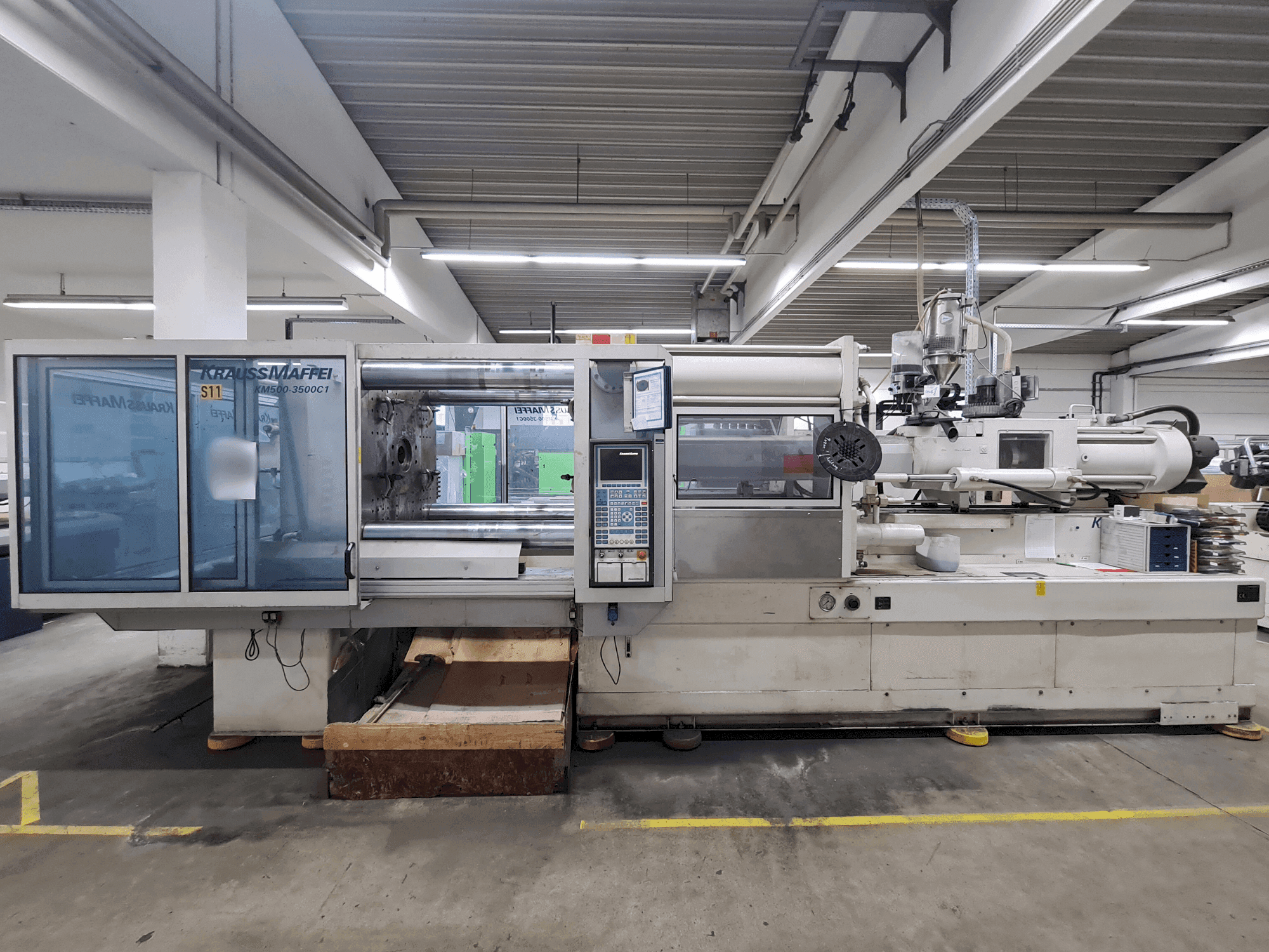 Vista frontale della macchina Krauss Maffei 500-3500 C1