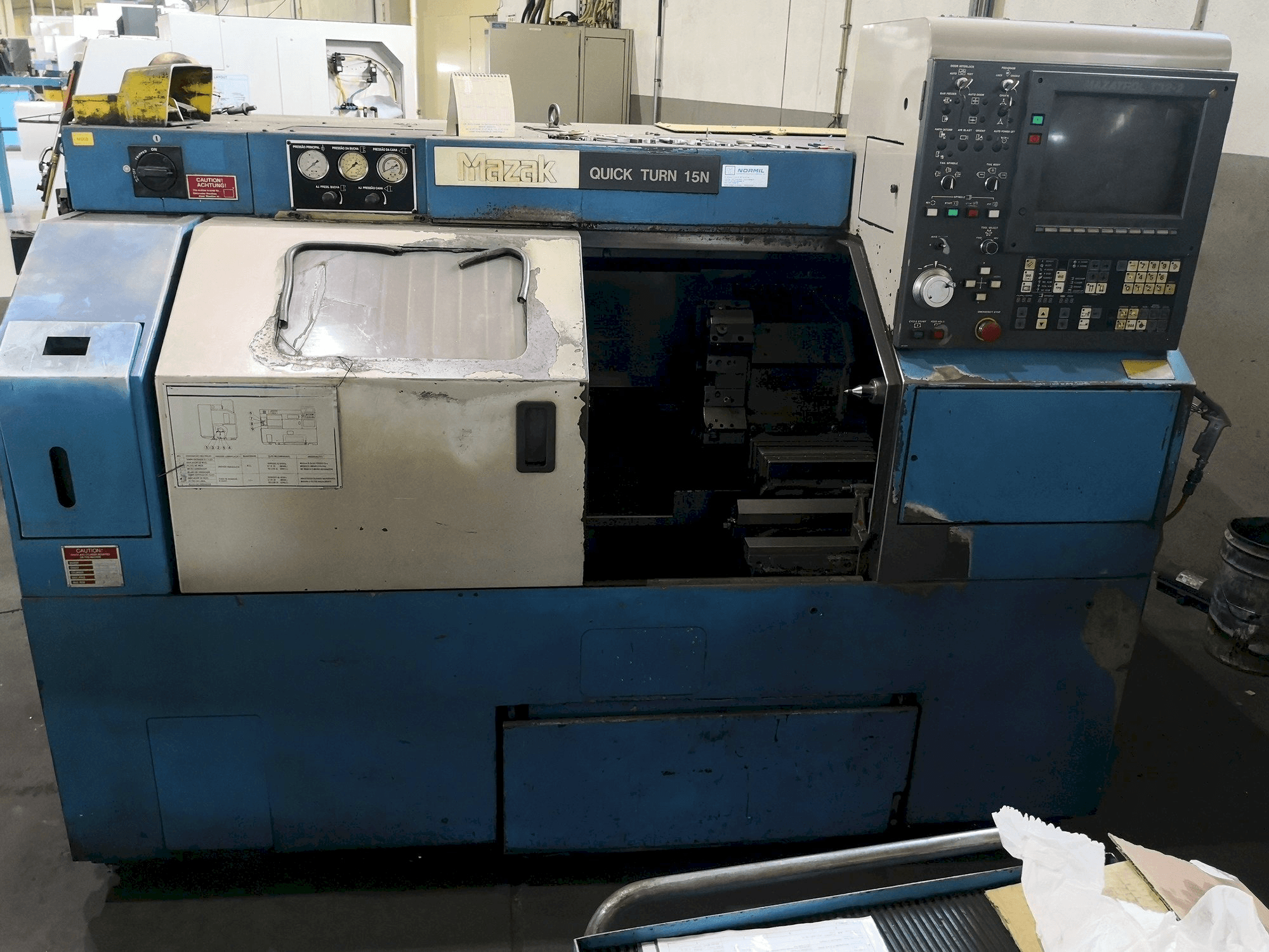 Vista frontale della macchina Mazak Quick Turn 15N