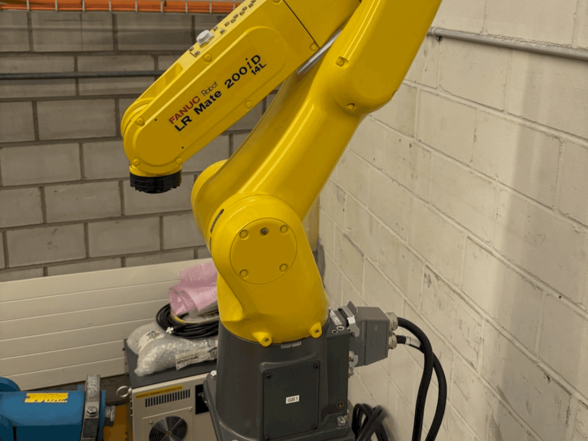 Vista frontale della macchina FANUC LR Mate 200 iD 14L