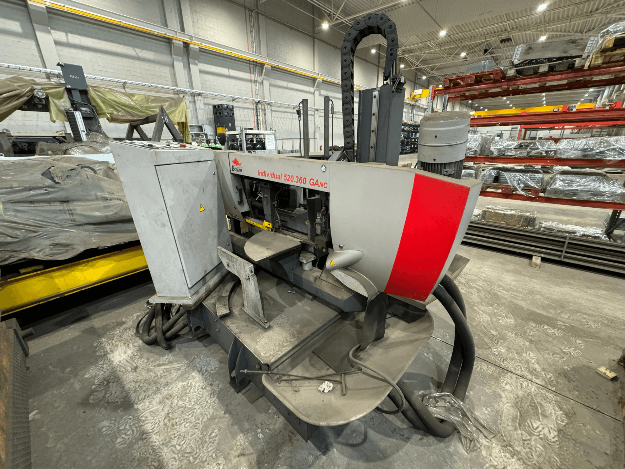 Macchina CNC Böhler Individual 520.360 GANC in officina, vista dal davanti con comandi e motore visibili.