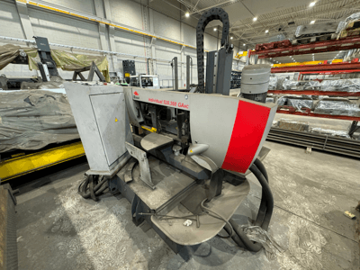 Macchina CNC Böhler Individual 520.360 GANC in officina, vista dal davanti con comandi e motore visibili.