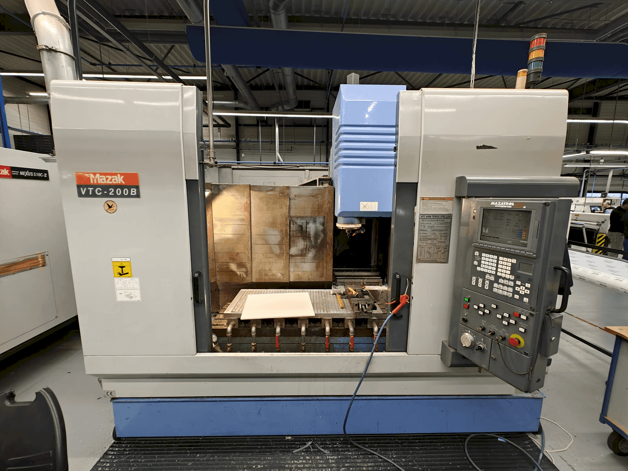 Vista frontale della macchina Mazak VTC-200B