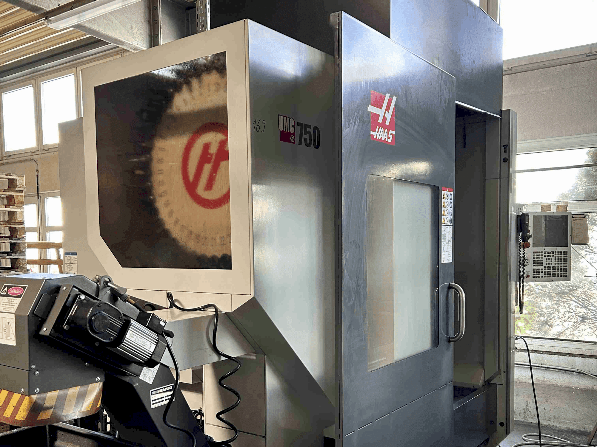 Vista frontale della macchina HAAS UMC-750