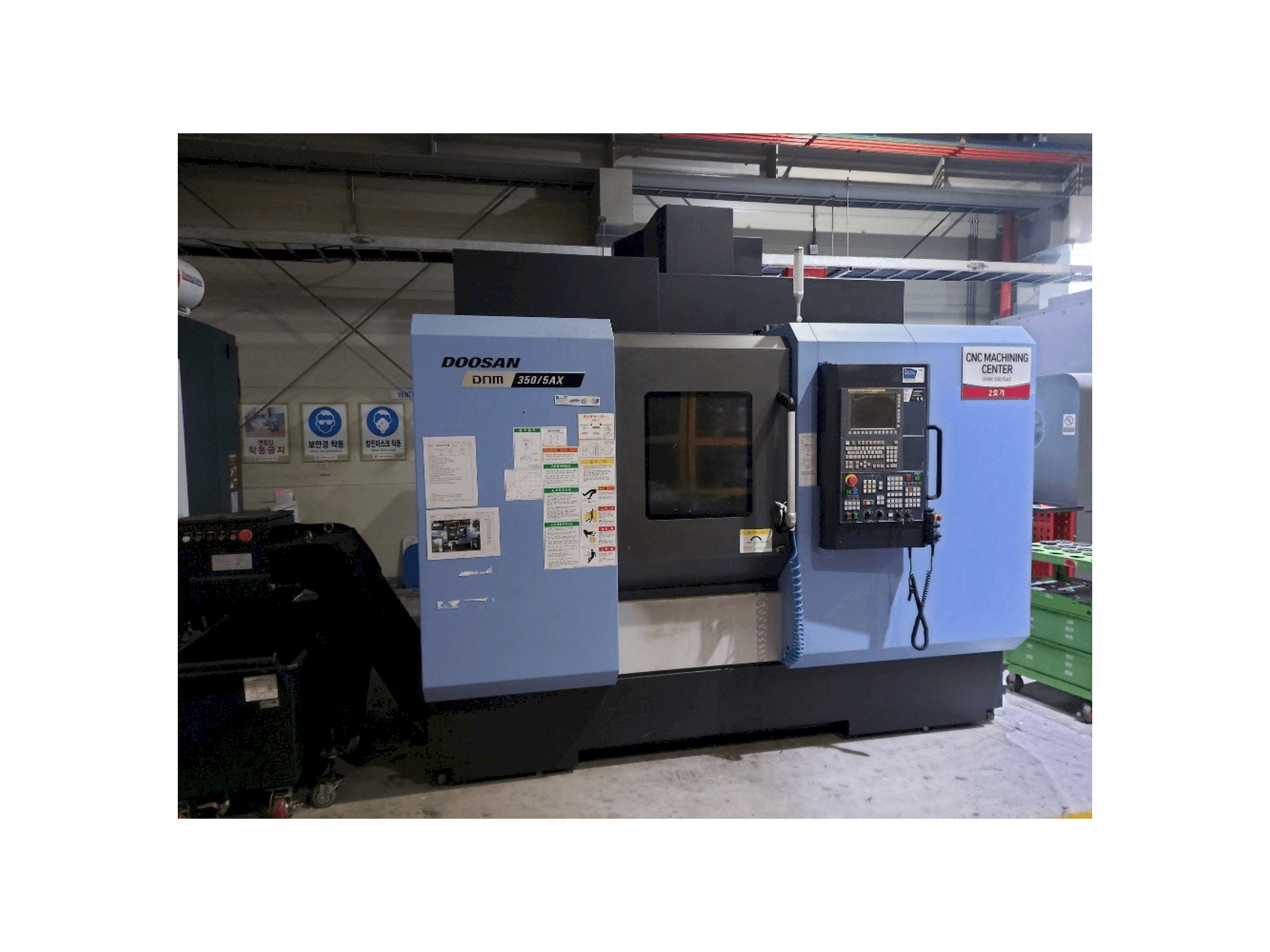 Vista frontale della macchina Doosan DNM350/5AX