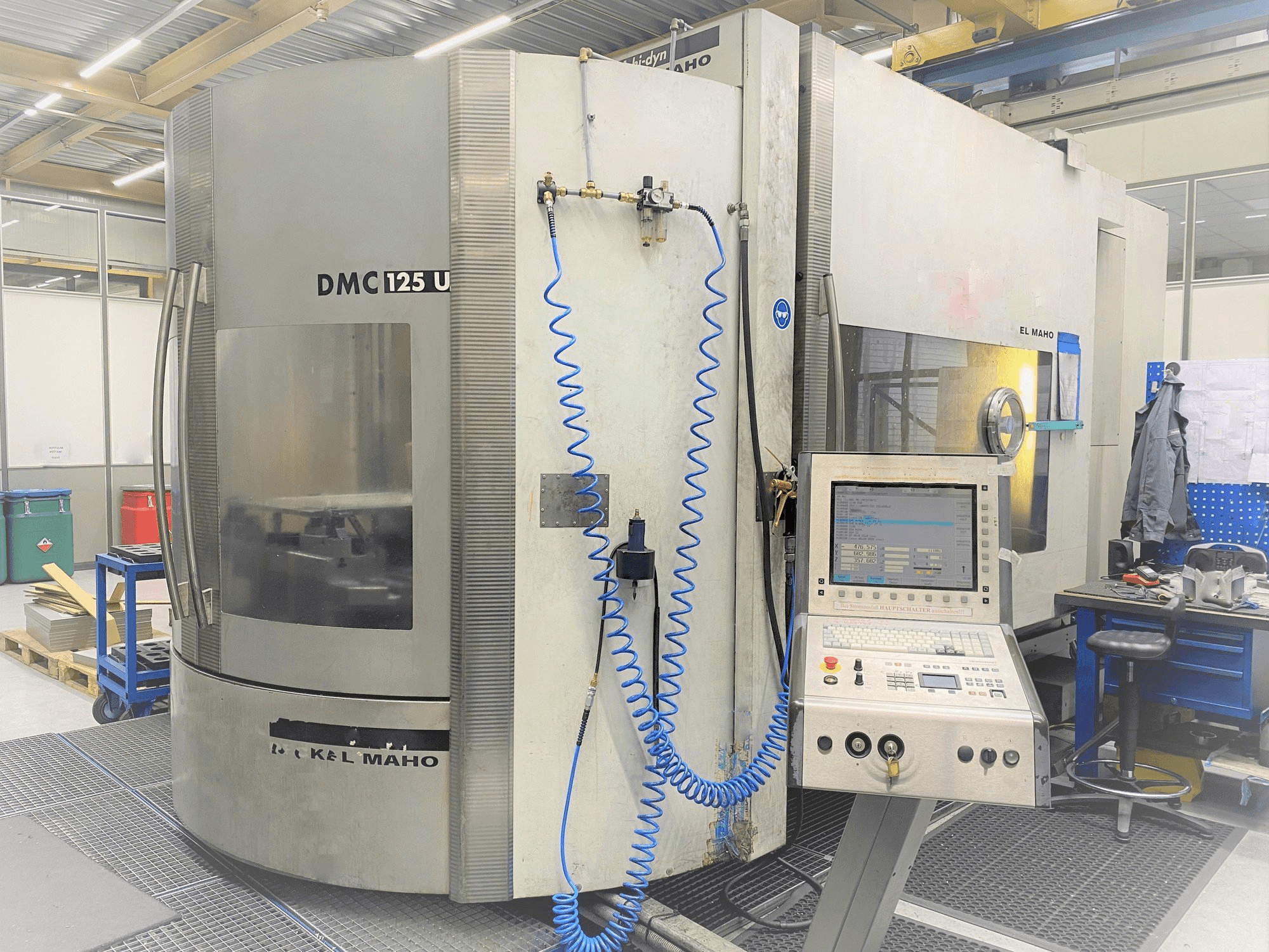 Vista frontale della macchina DECKEL MAHO DMC 125U hi-dyn