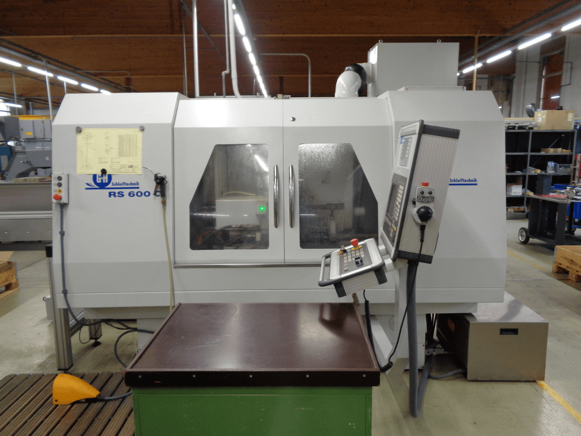 Rettificatrice cilindrica GEIBEL & HOTZ RS 600 C, vista frontale che mostra il pannello di controllo e il piano di lavoro in un ambiente di fabbrica.