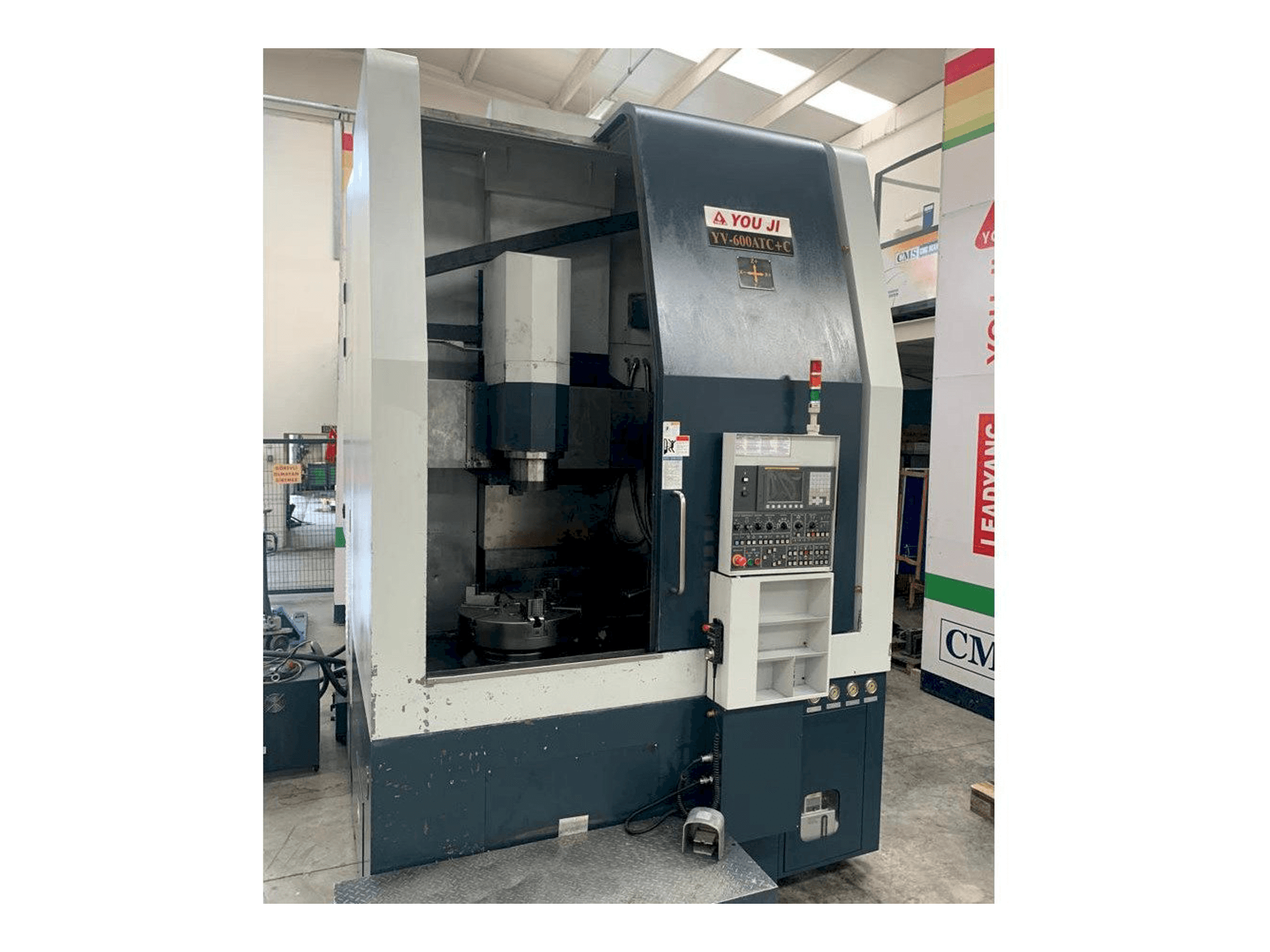 Vista frontale della macchina YOU JI Yv 600ATC+C