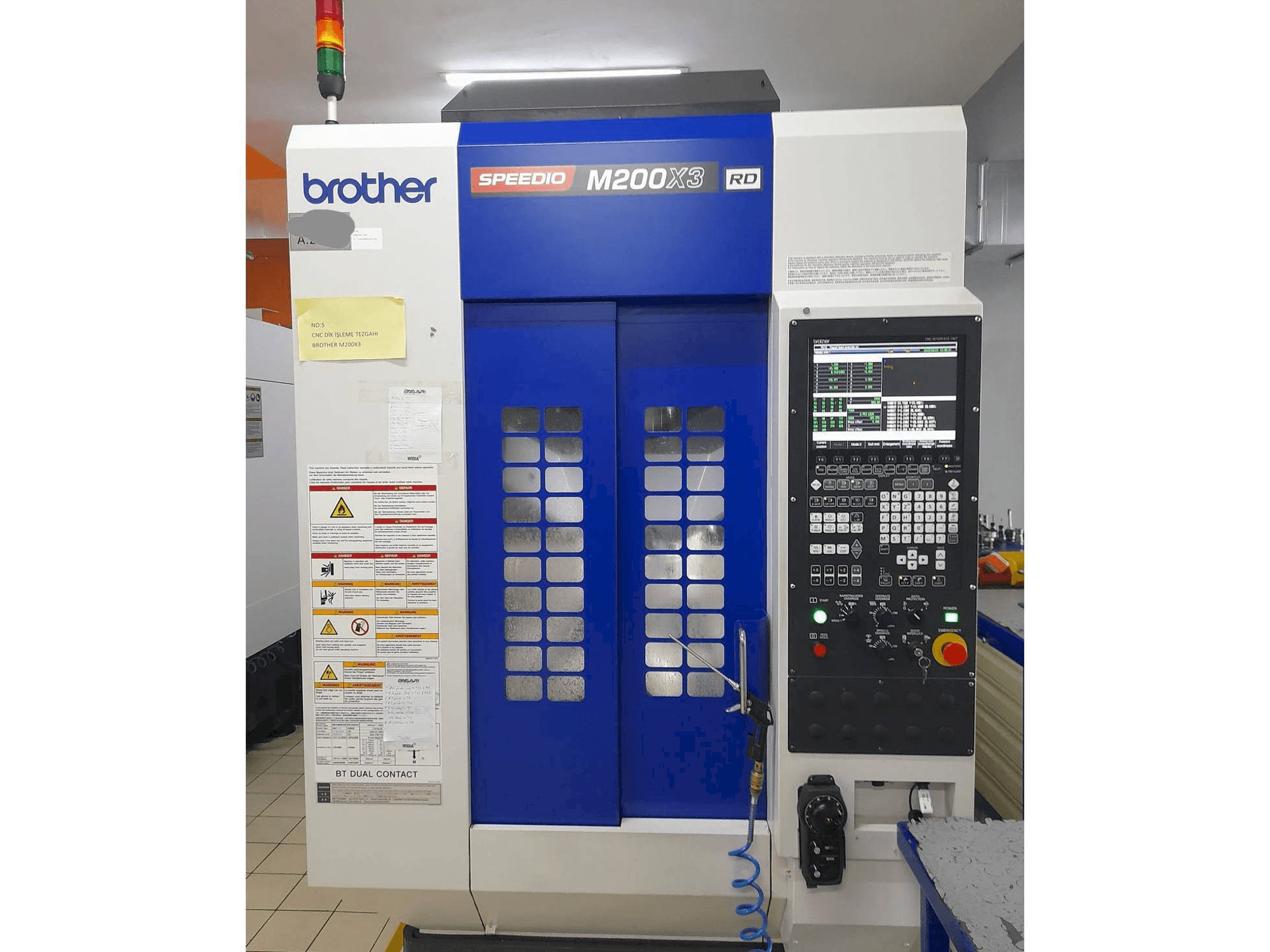 Vista frontale della macchina Brother M200X3