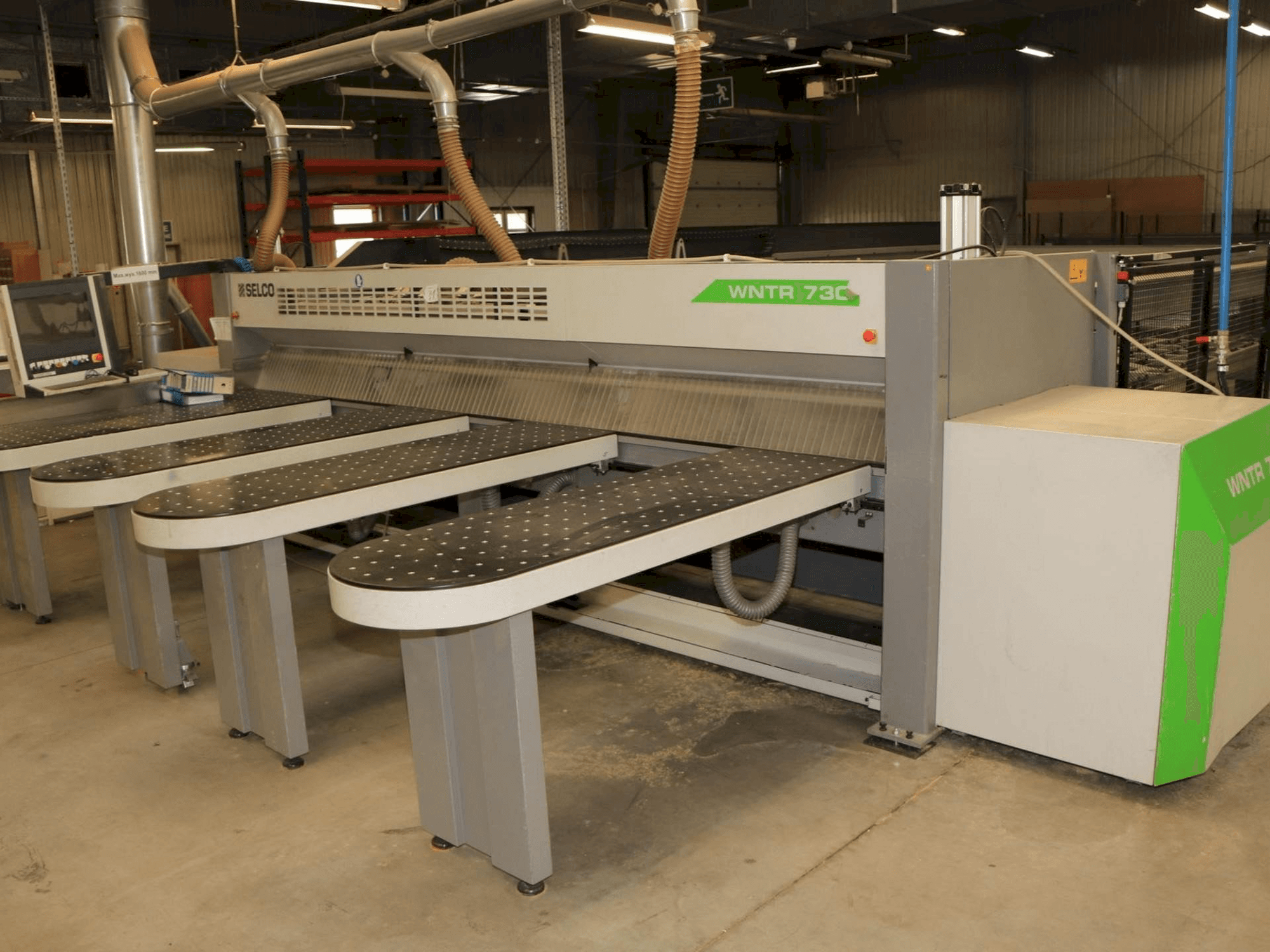 Vista frontale della macchina SELCO WNTR 730