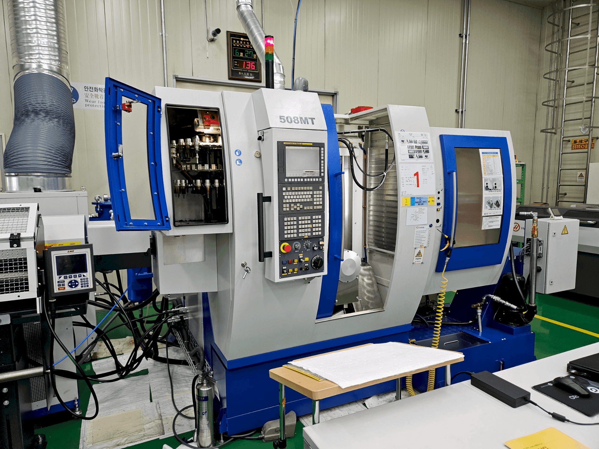 Vista frontale della macchina WILLEMIN-MACODEL 508MT