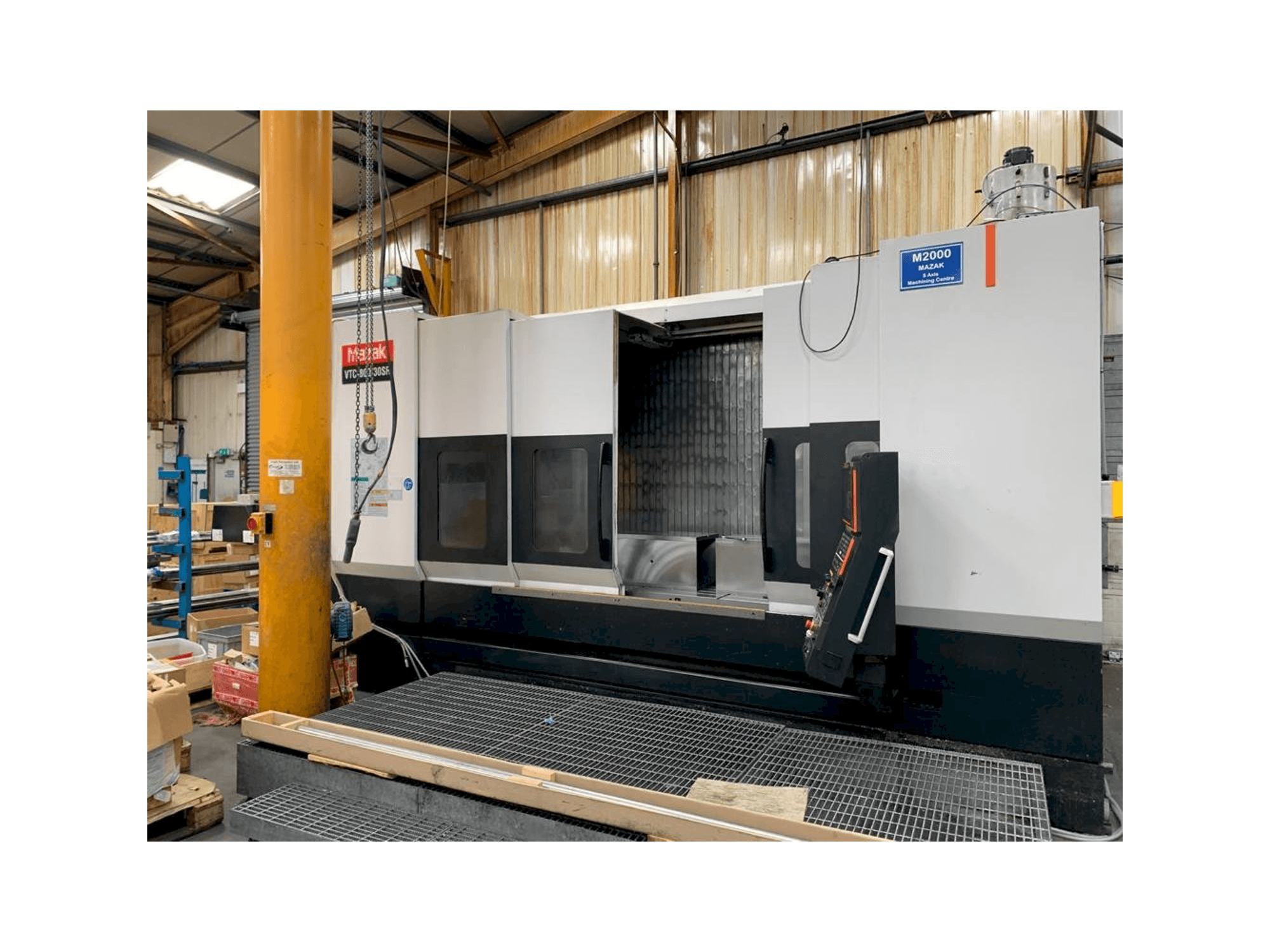 Vista frontale della macchina Mazak VTC-800/30SR