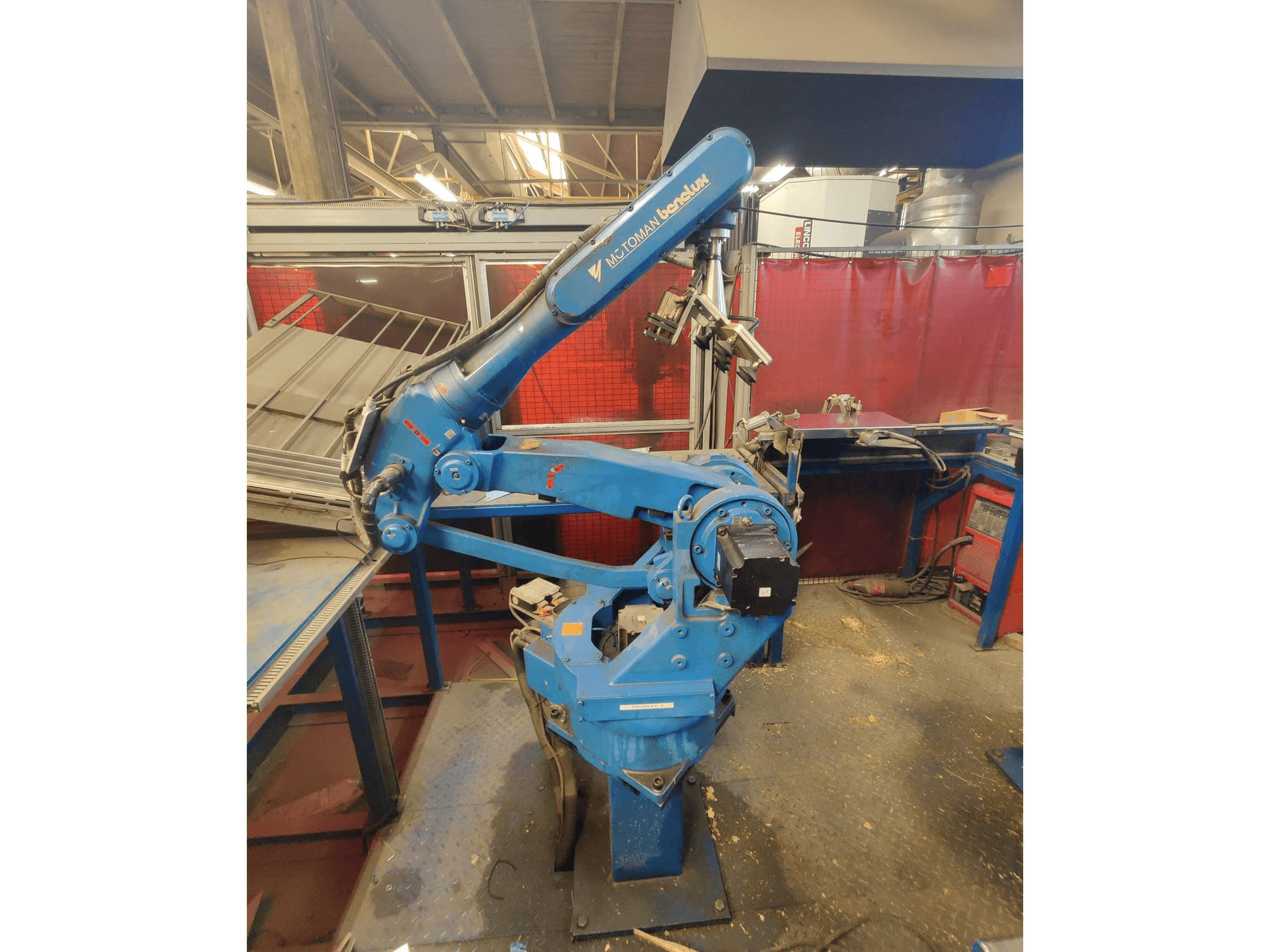 Vista frontale della macchina Yaskawa YR-SK16-C000