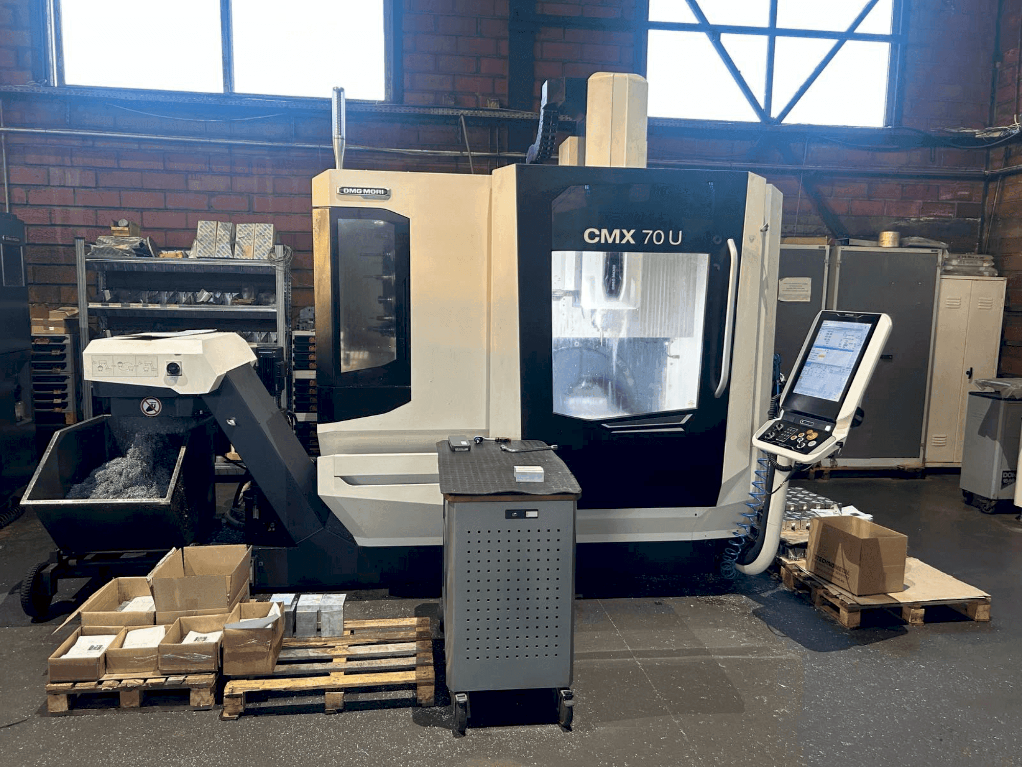 Vista frontale della macchina DMG MORI CMX 70U (2022)