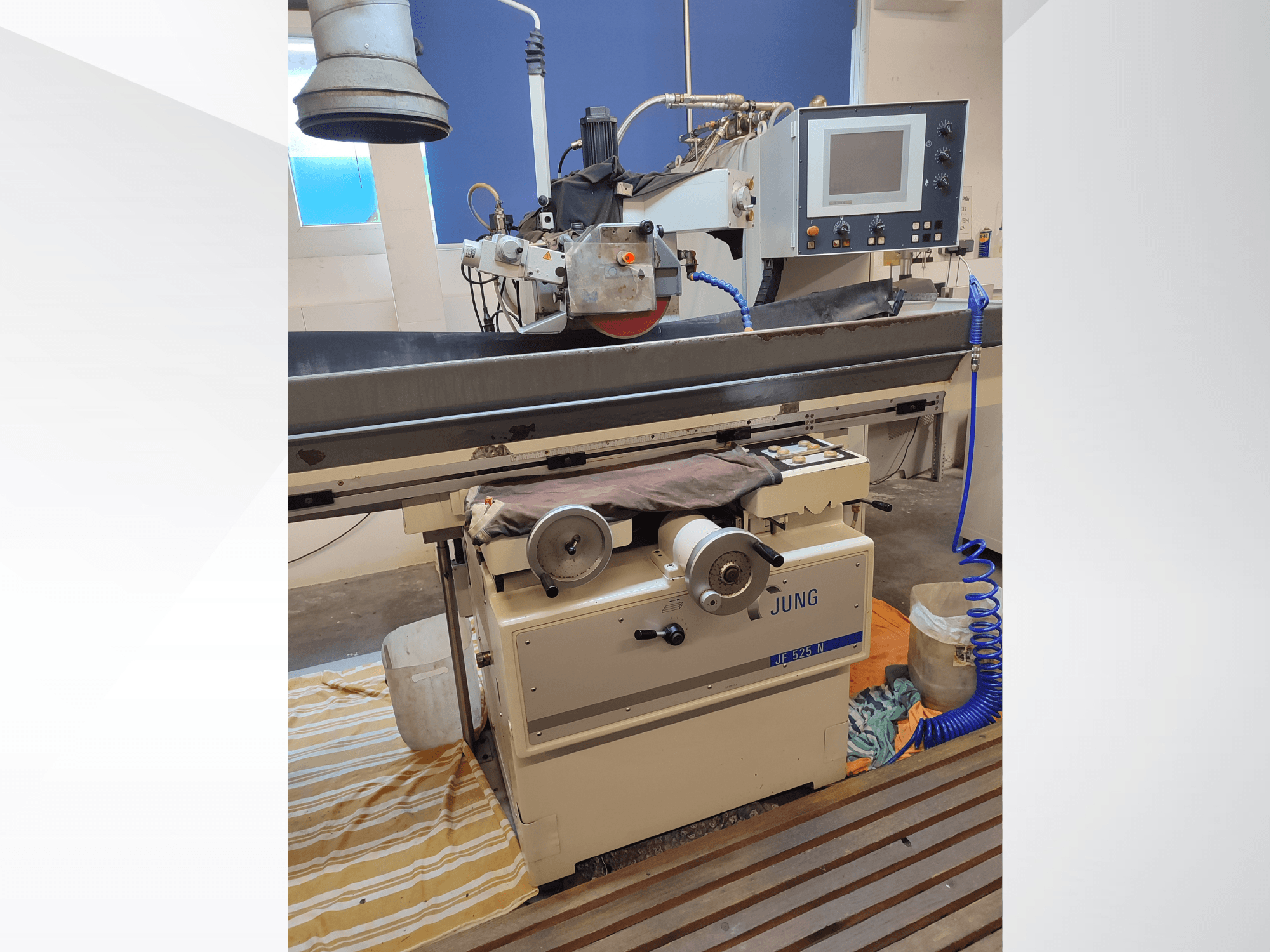 Macchina per la rettifica di superfici JUNG JF 525 N, vista frontale con mola, pannello di controllo e dettagli della base.