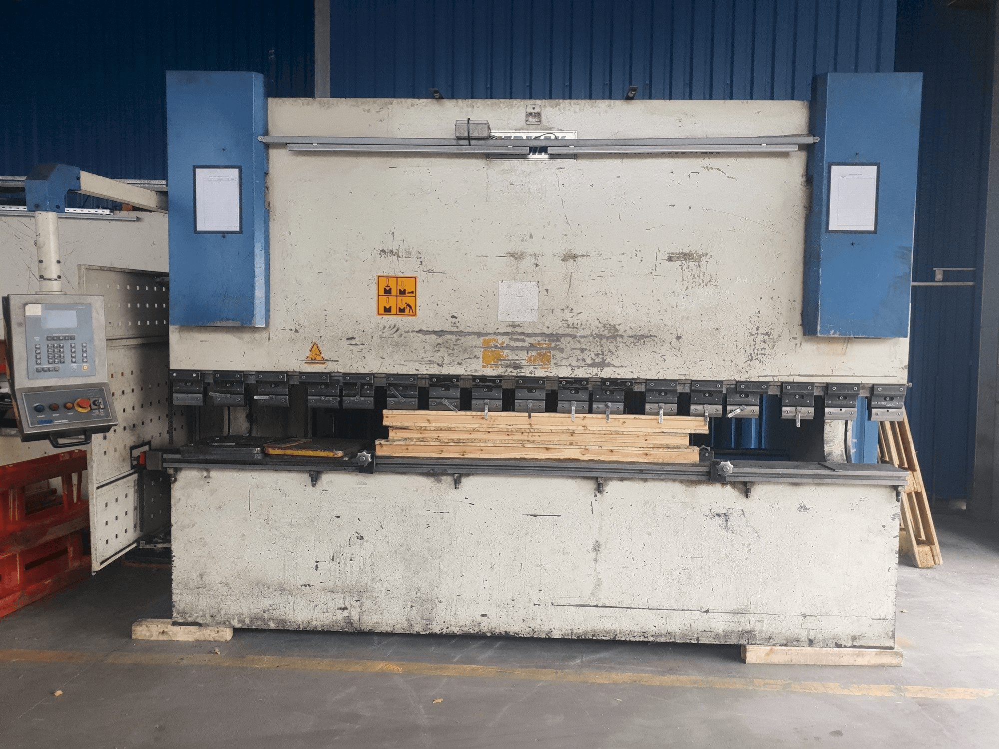 Vista frontale della macchina ERMAK CNCHAP 3600x200