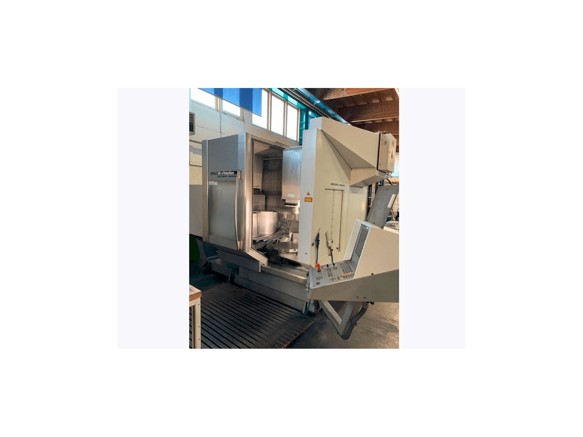 Vista frontale della macchina DECKEL MAHO DMU 50 eVolution