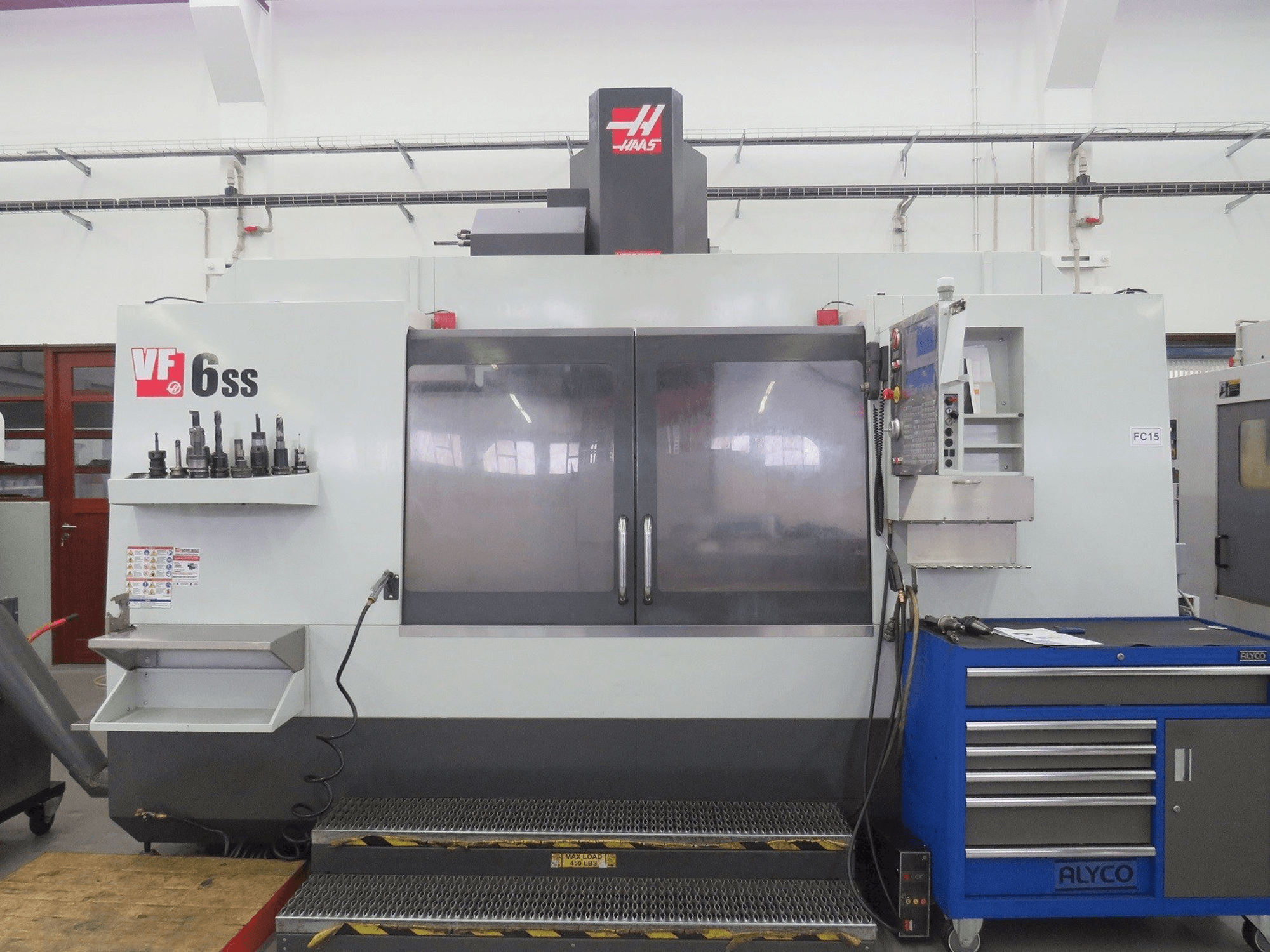 Vista frontale della macchina HAAS VF-6SS