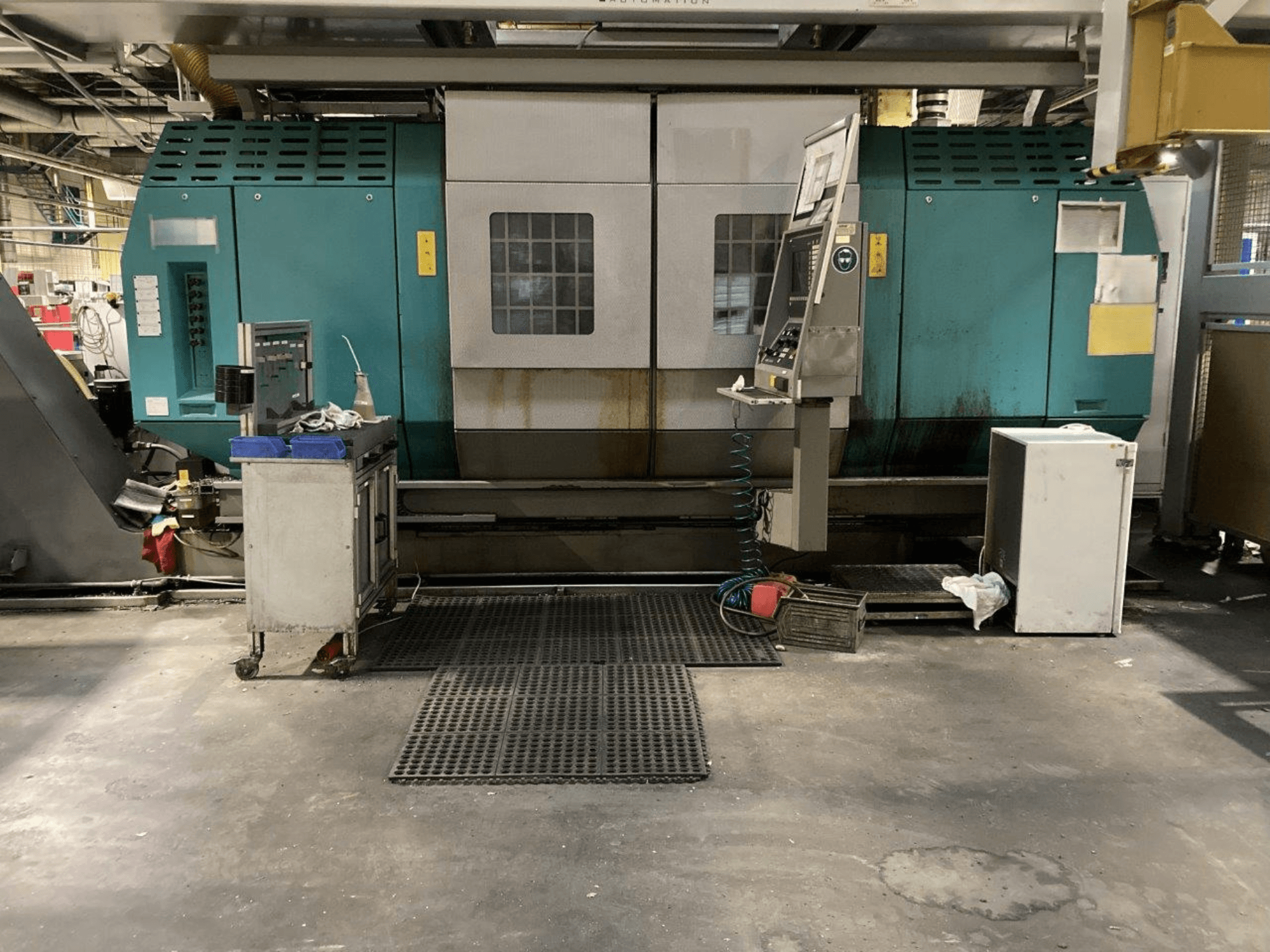 Indice: Centro di tornitura-fresatura G250 in vista frontale, con pannello di controllo e sfondo industriale, che ne mette in evidenza le caratteristiche operative.