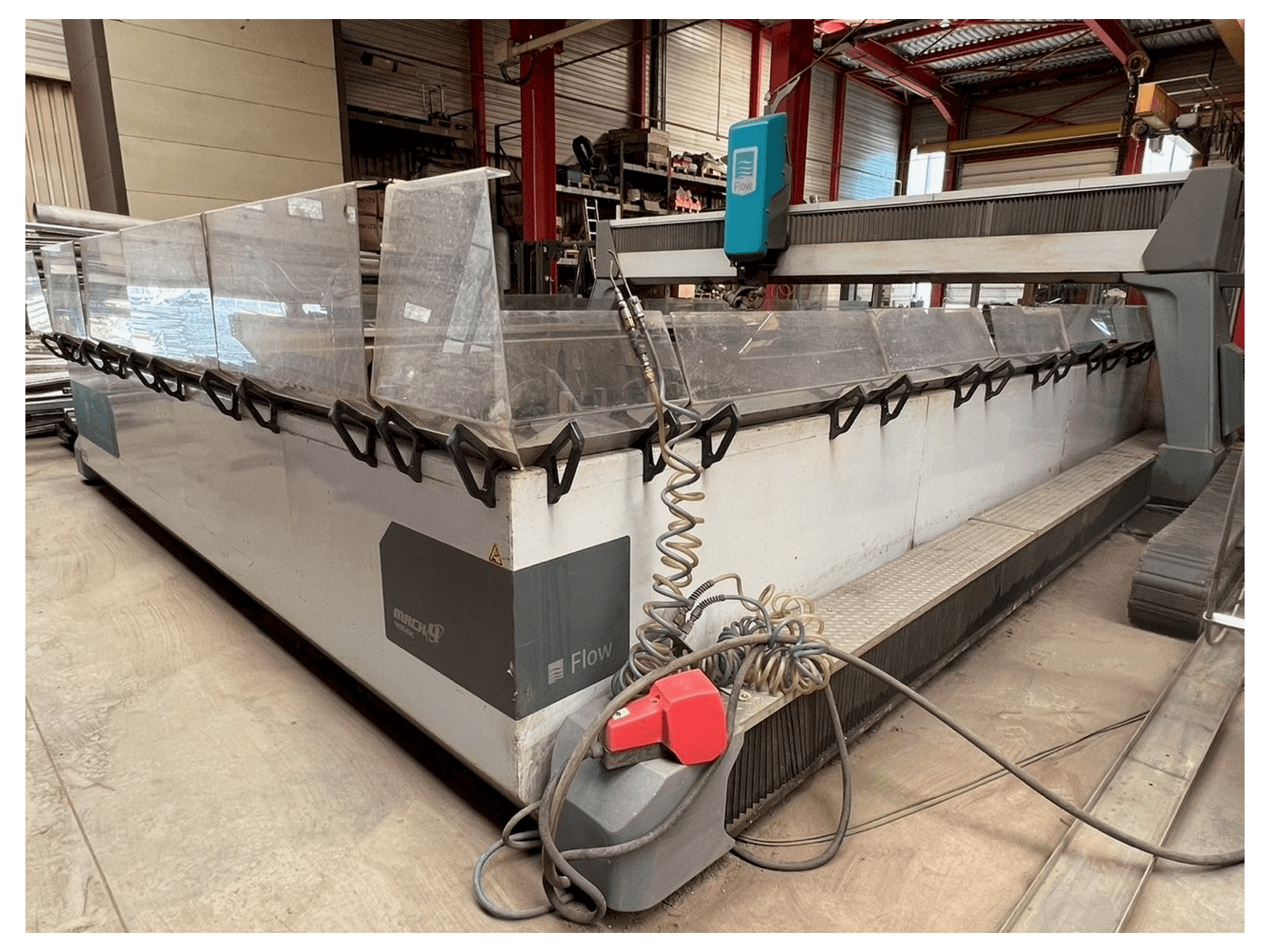 Vista frontale della macchina Flow MACH4 4060 XD