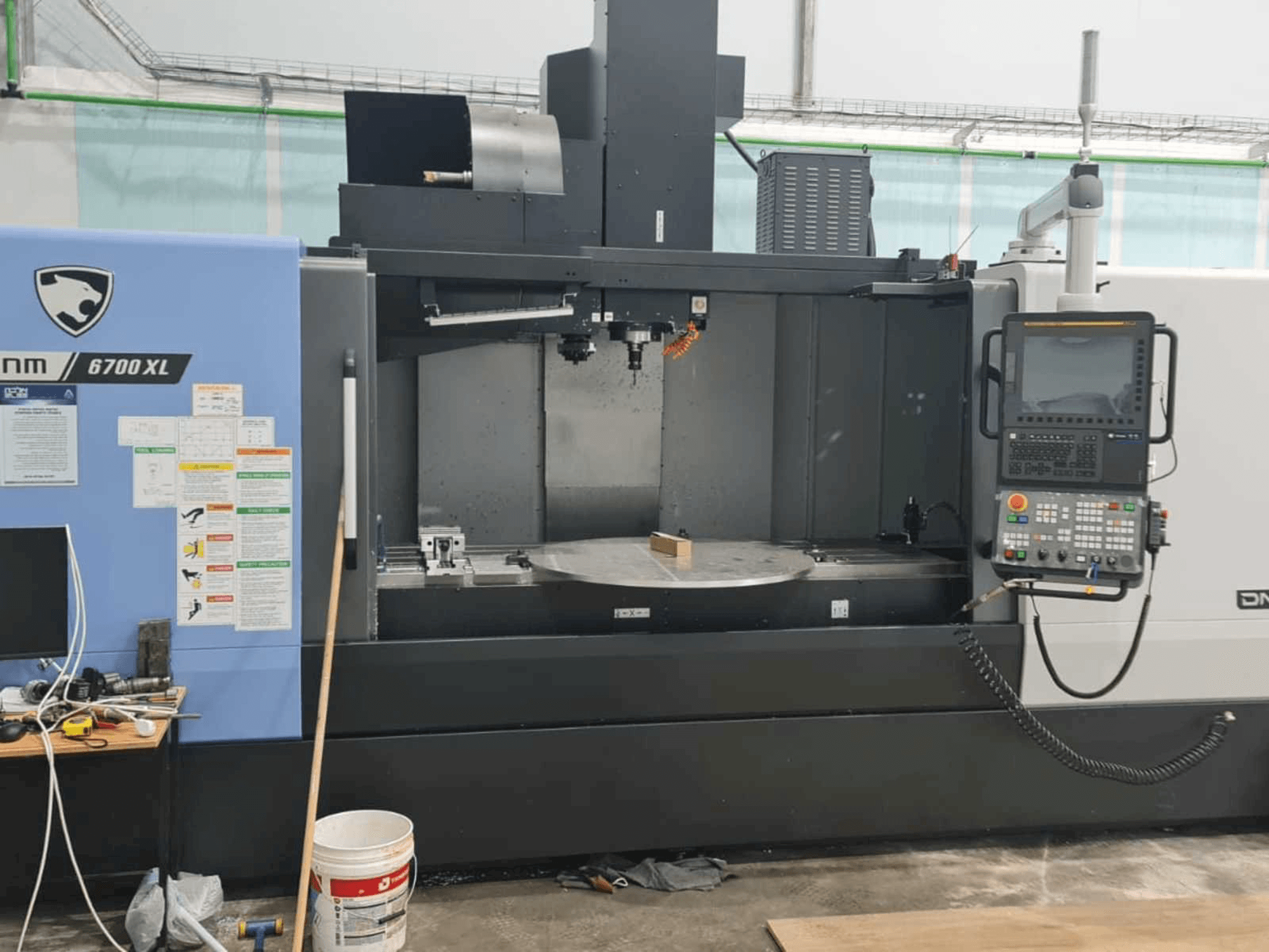 Vista frontale della macchina Doosan DNM 6700 XL