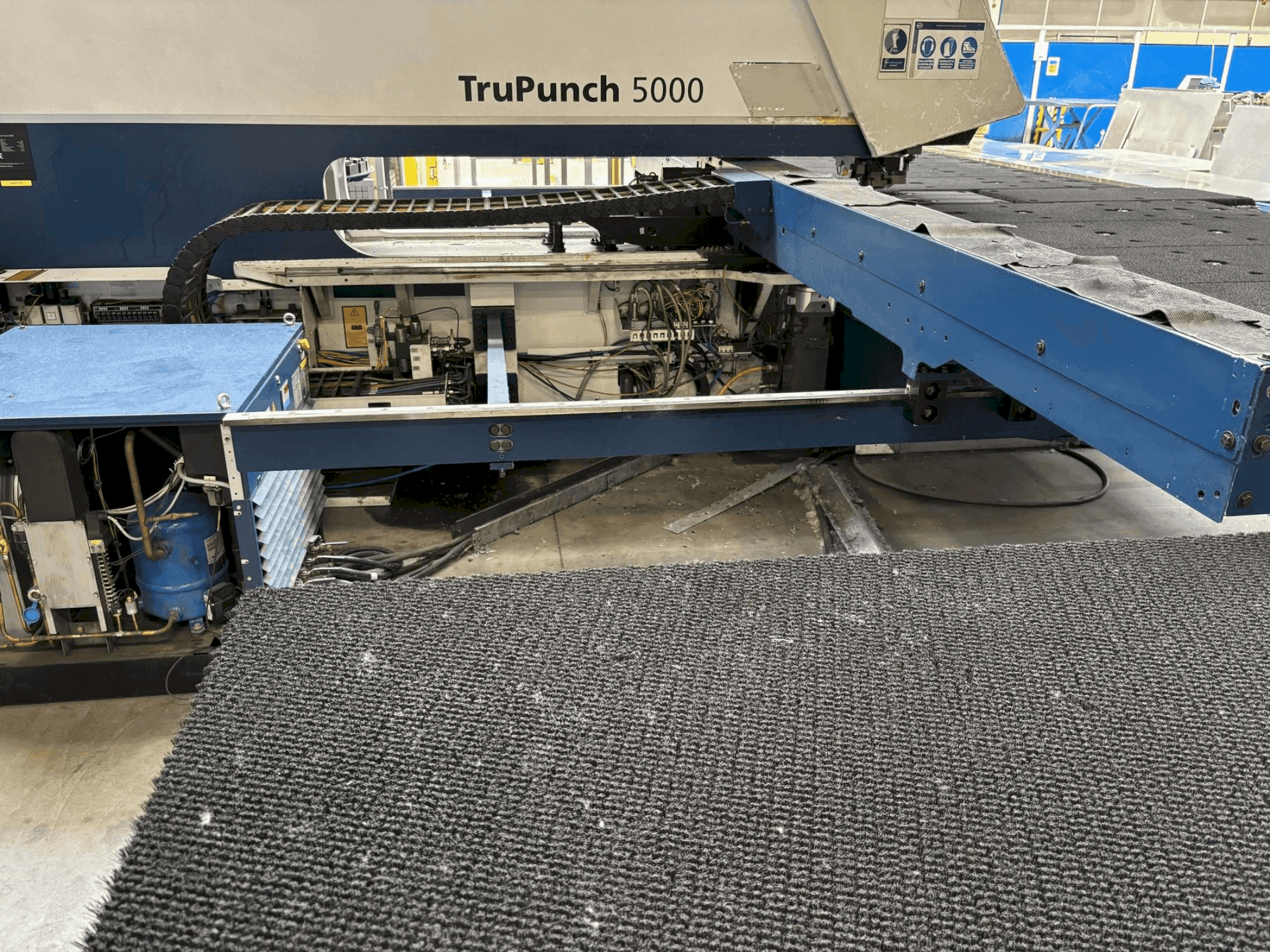 Vista frontale della macchina TRUMPF TRUPUNCH 5000 S10