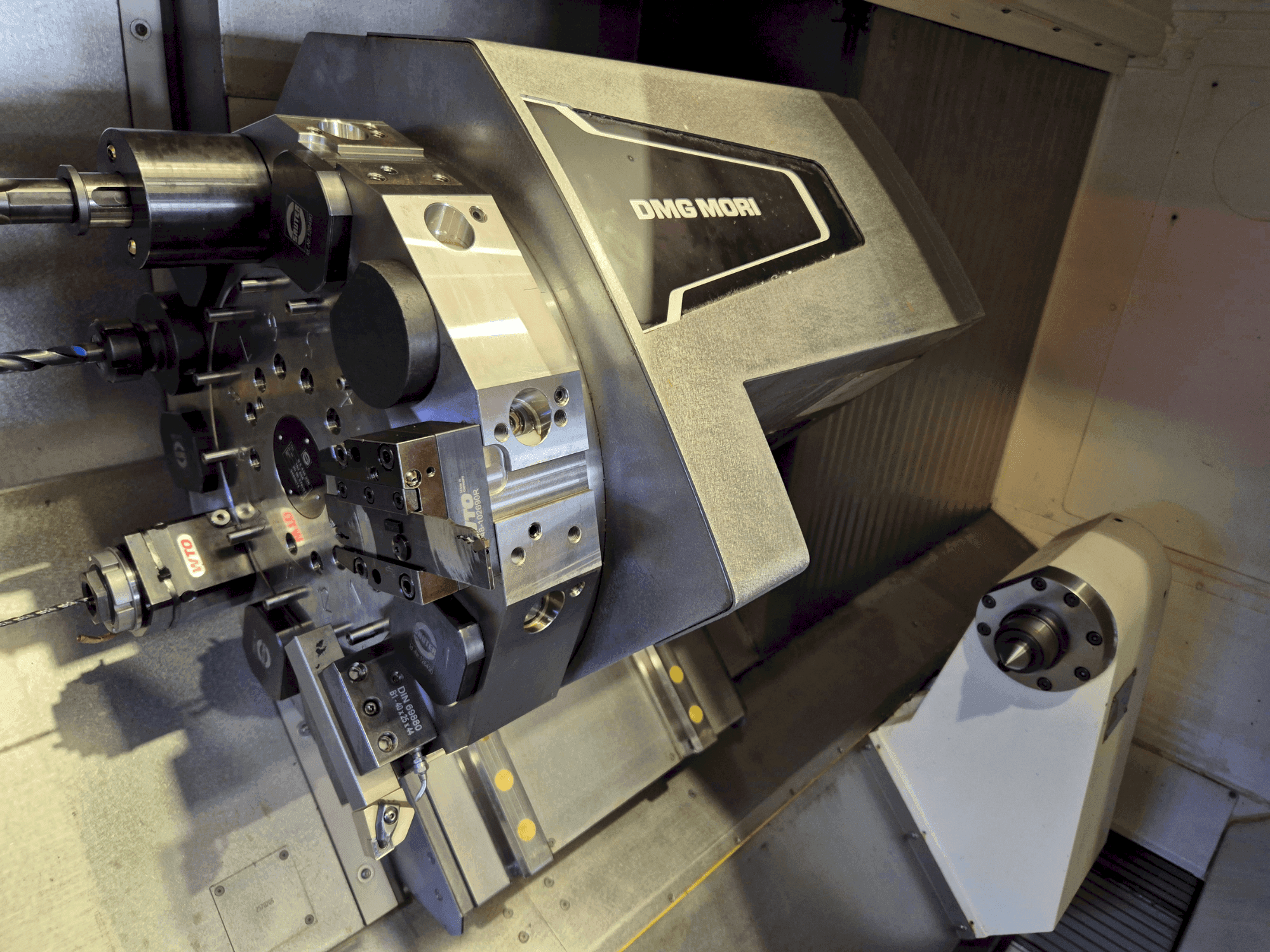 Vista frontale della macchina DMG MORI CLX 550 V4