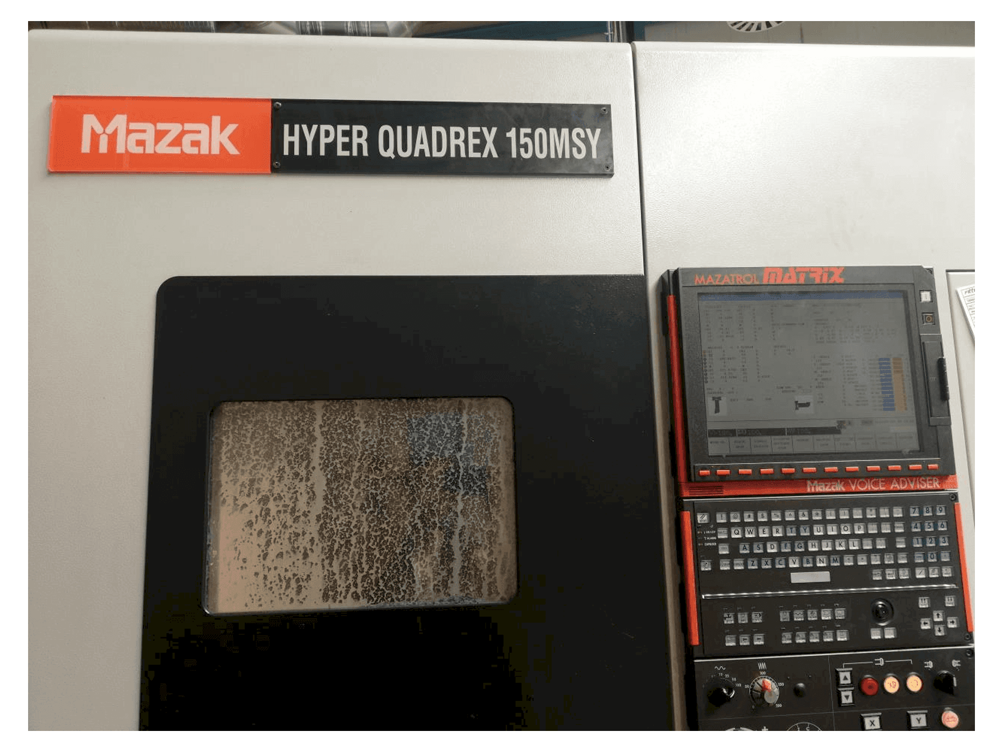 Vista frontale della macchina Mazak HYPER QUADREX 150MSY