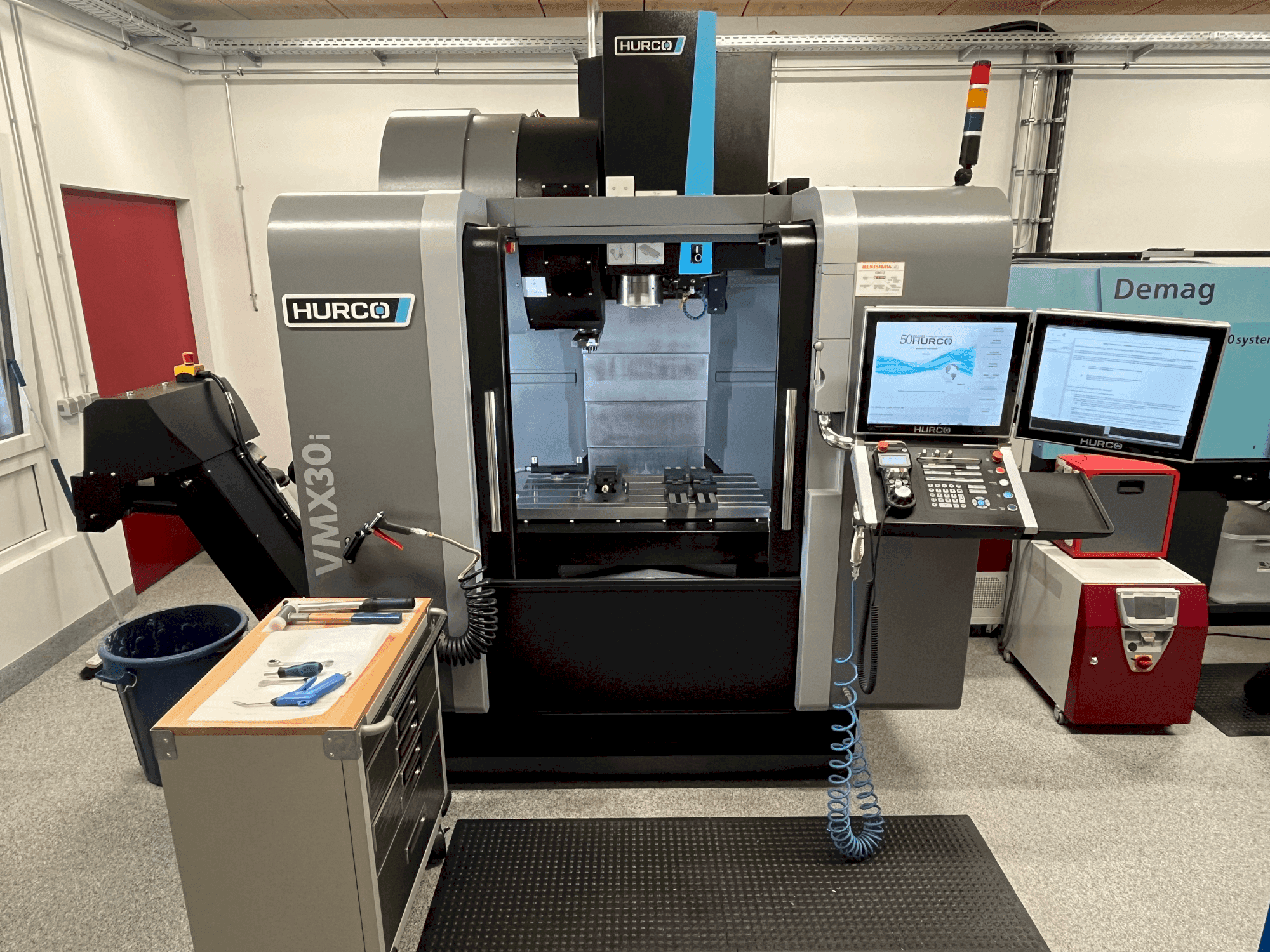 Vista frontale della macchina Hurco VMX30i