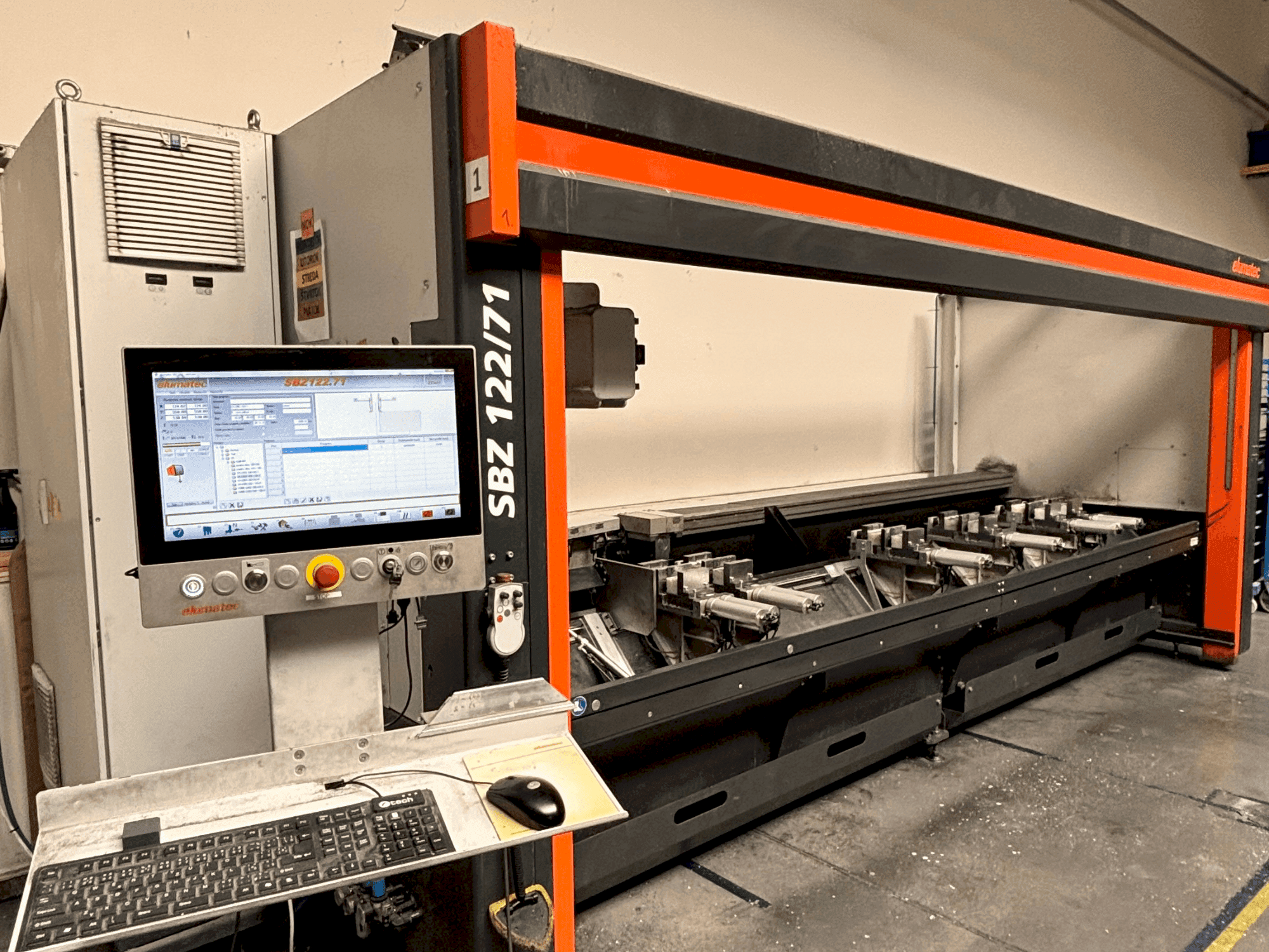 Vista frontale della macchina Elumatec SBZ 122/71