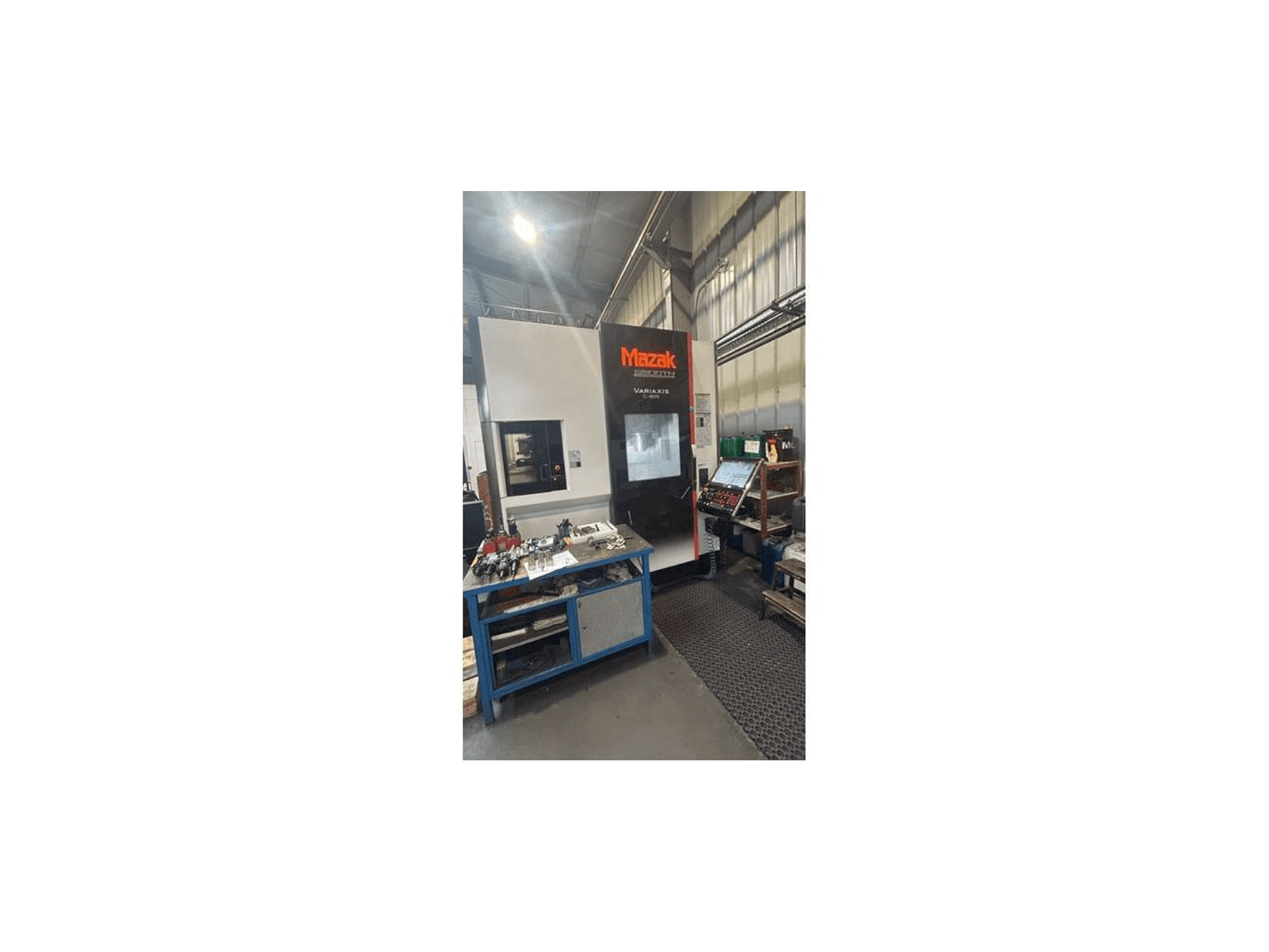Vista frontale della macchina Mazak Variaxis C-600