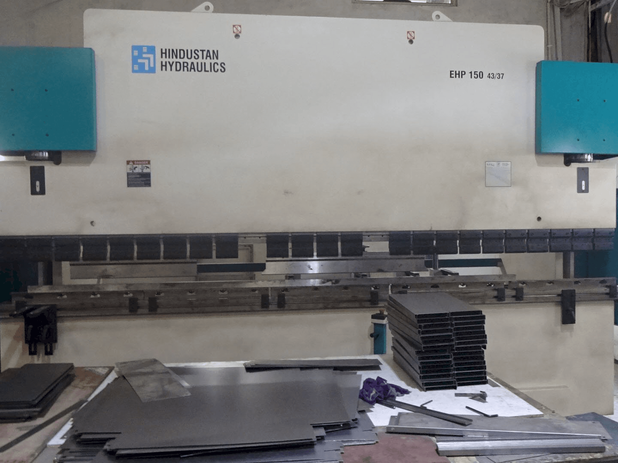 Vista frontale della macchina Hindustan Hydraulics EHP 150