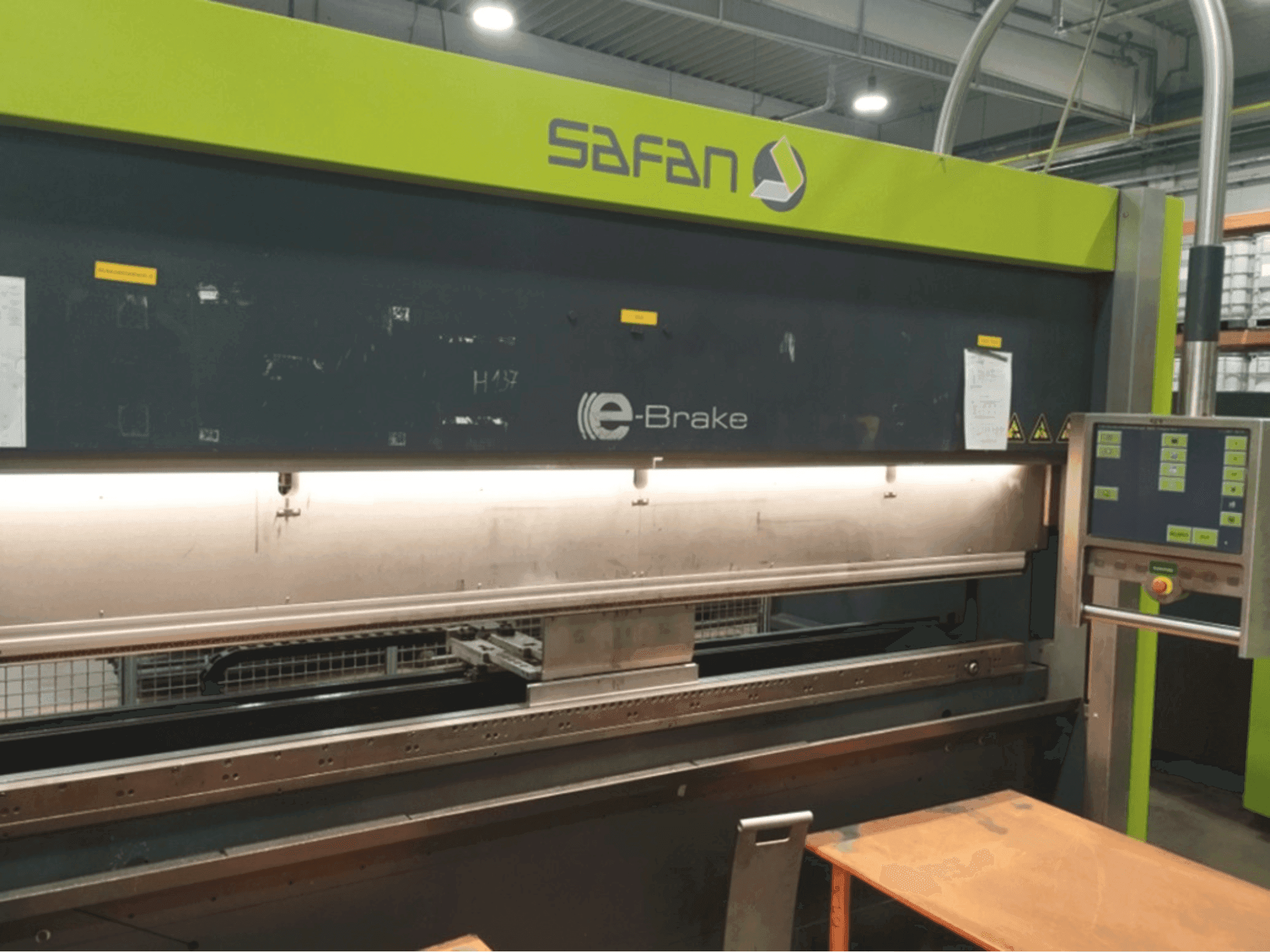 Vista frontale della macchina Safan SAFAN E-BRAKE 100-3100
