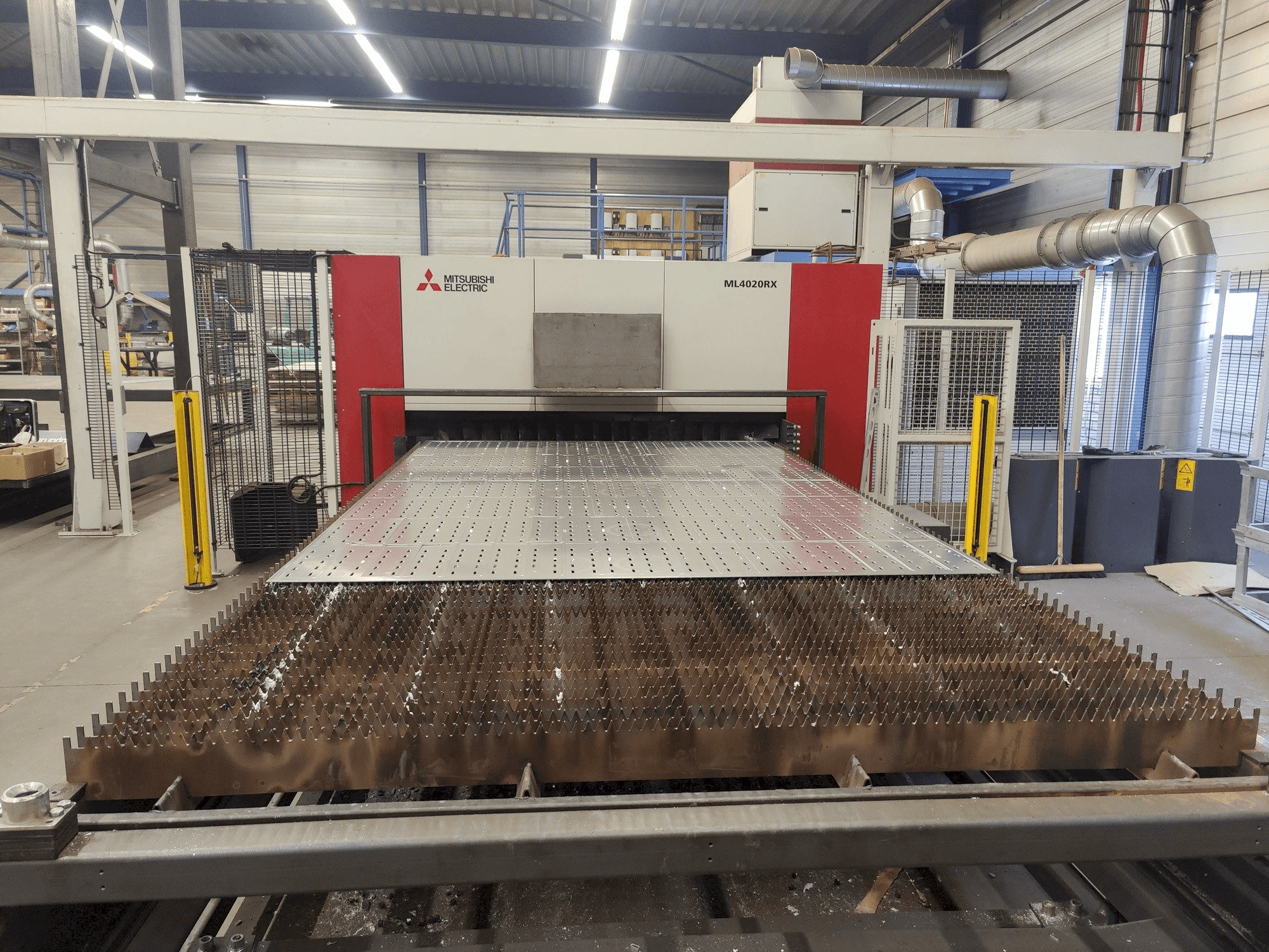 Vista frontale della macchina Mitsubishi ML4020RX-F60 6,0kW CO2
