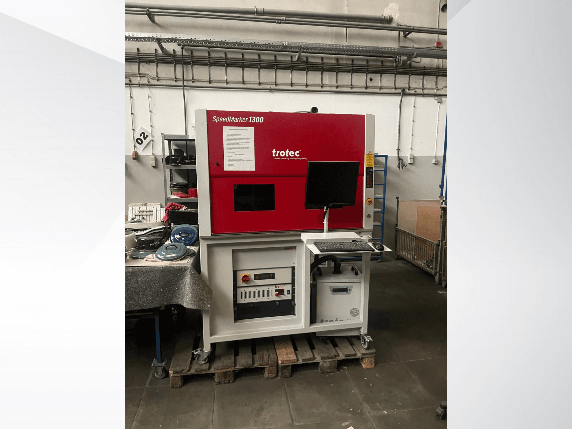 Macchina per incisione laser Trotec SpeedMarker 1300, vista frontale, con monitor, tastiera e comandi tecnici visibili.