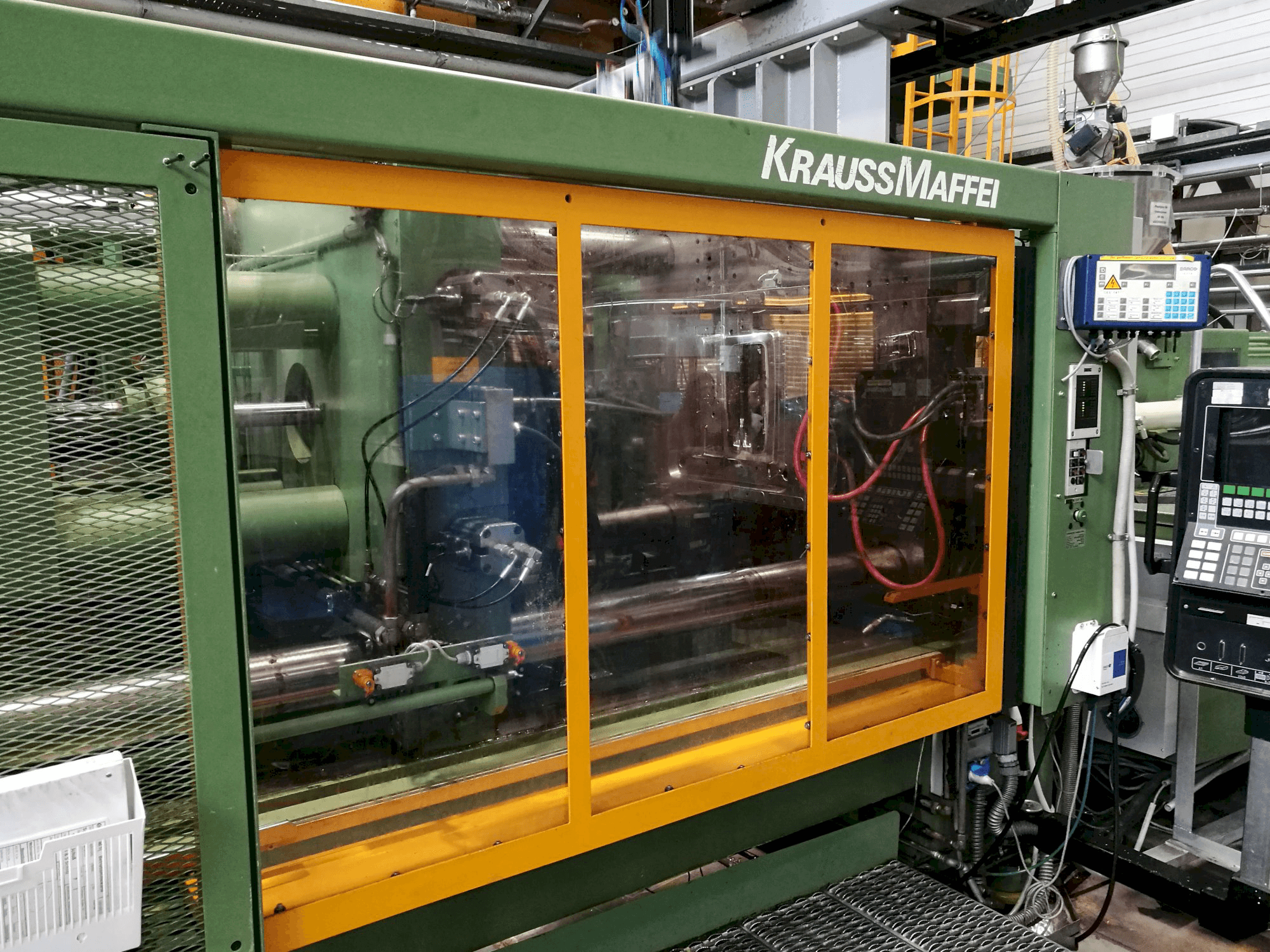 Vista lato sinistro della macchina Krauss Maffei 650-2300 B2