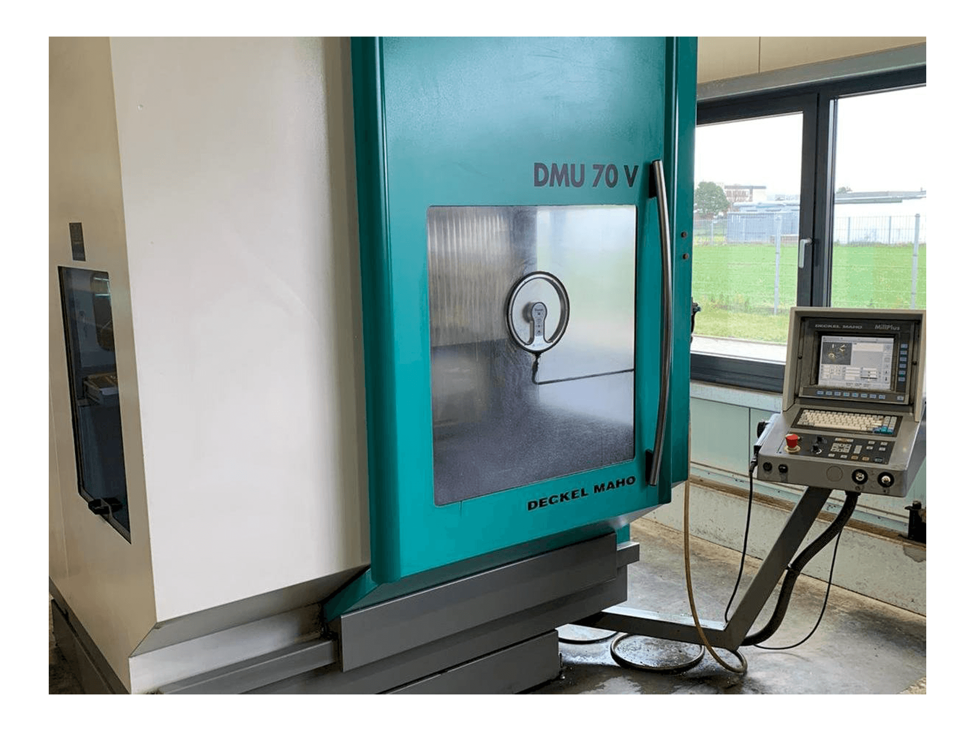 Vista frontale della macchina DECKEL MAHO DMU 70V