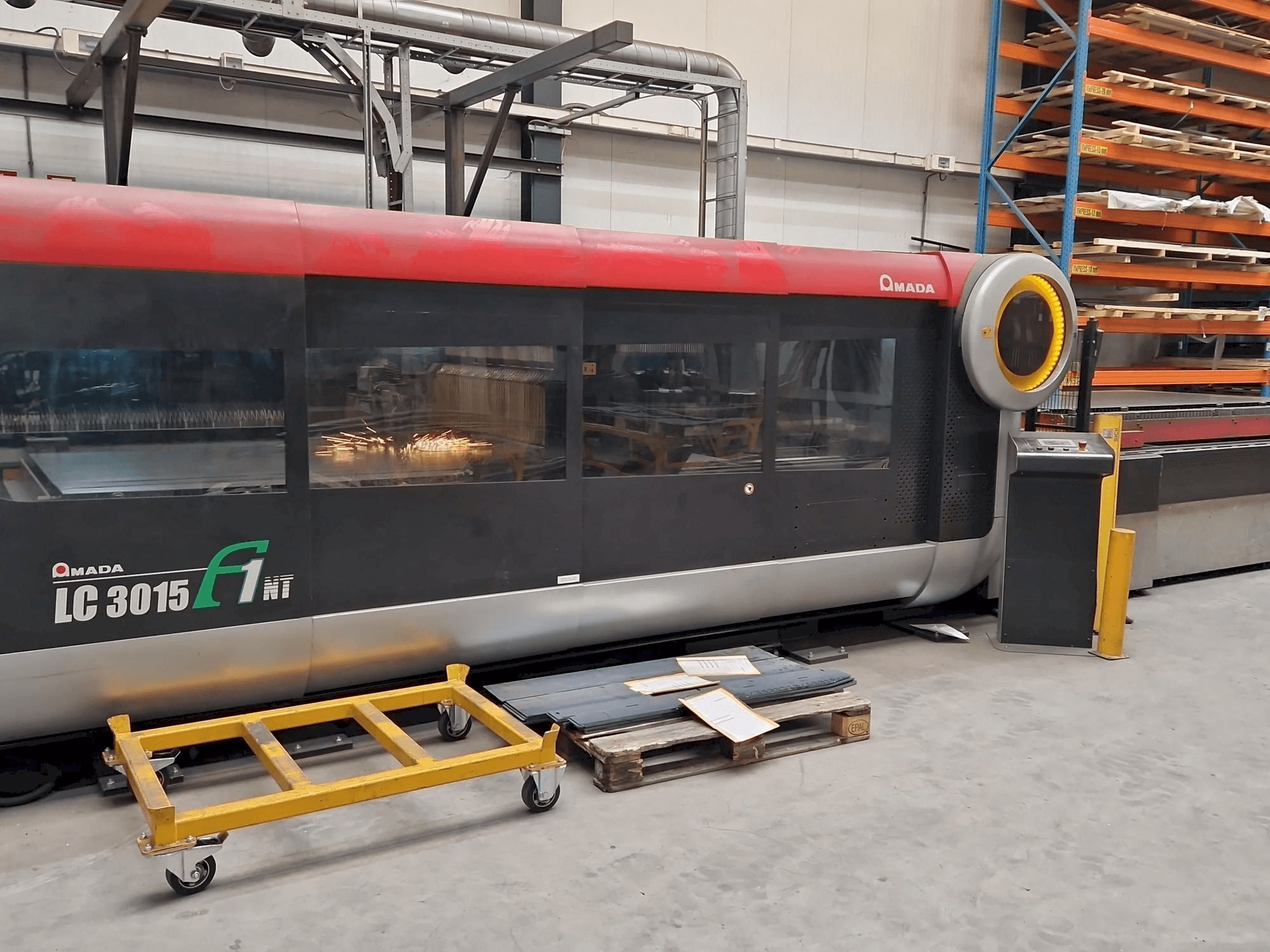 Vista frontale della macchina AMADA LC3015 F1 NT