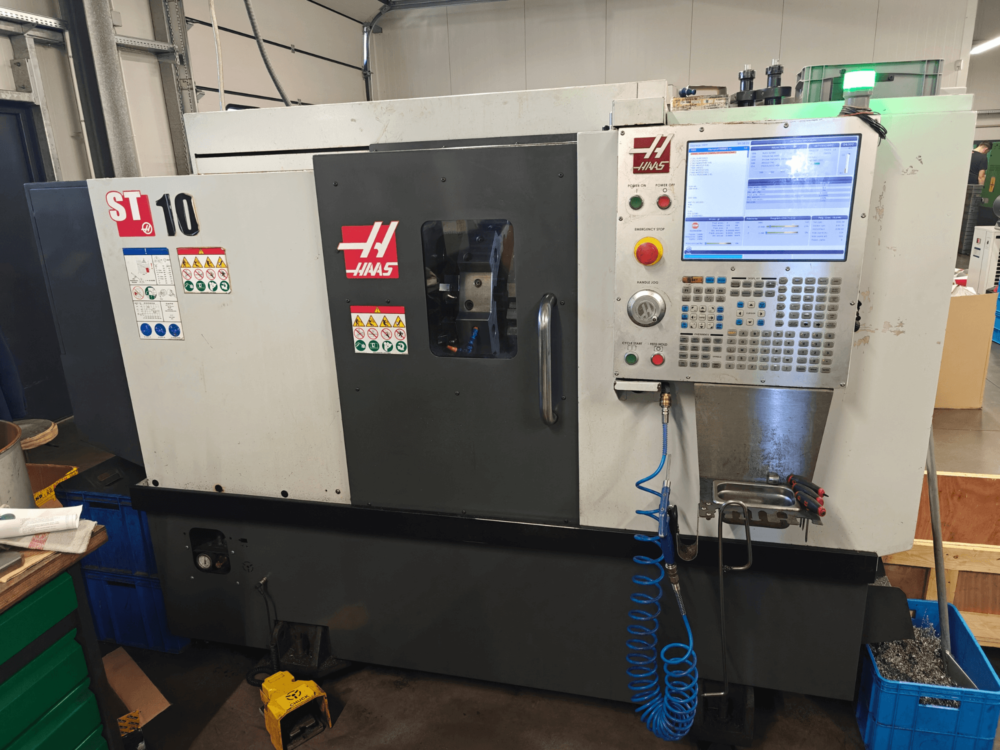 Tornio orizzontale Haas ST-10, vista frontale, con pannello di controllo, etichette di sicurezza e struttura della macchina.